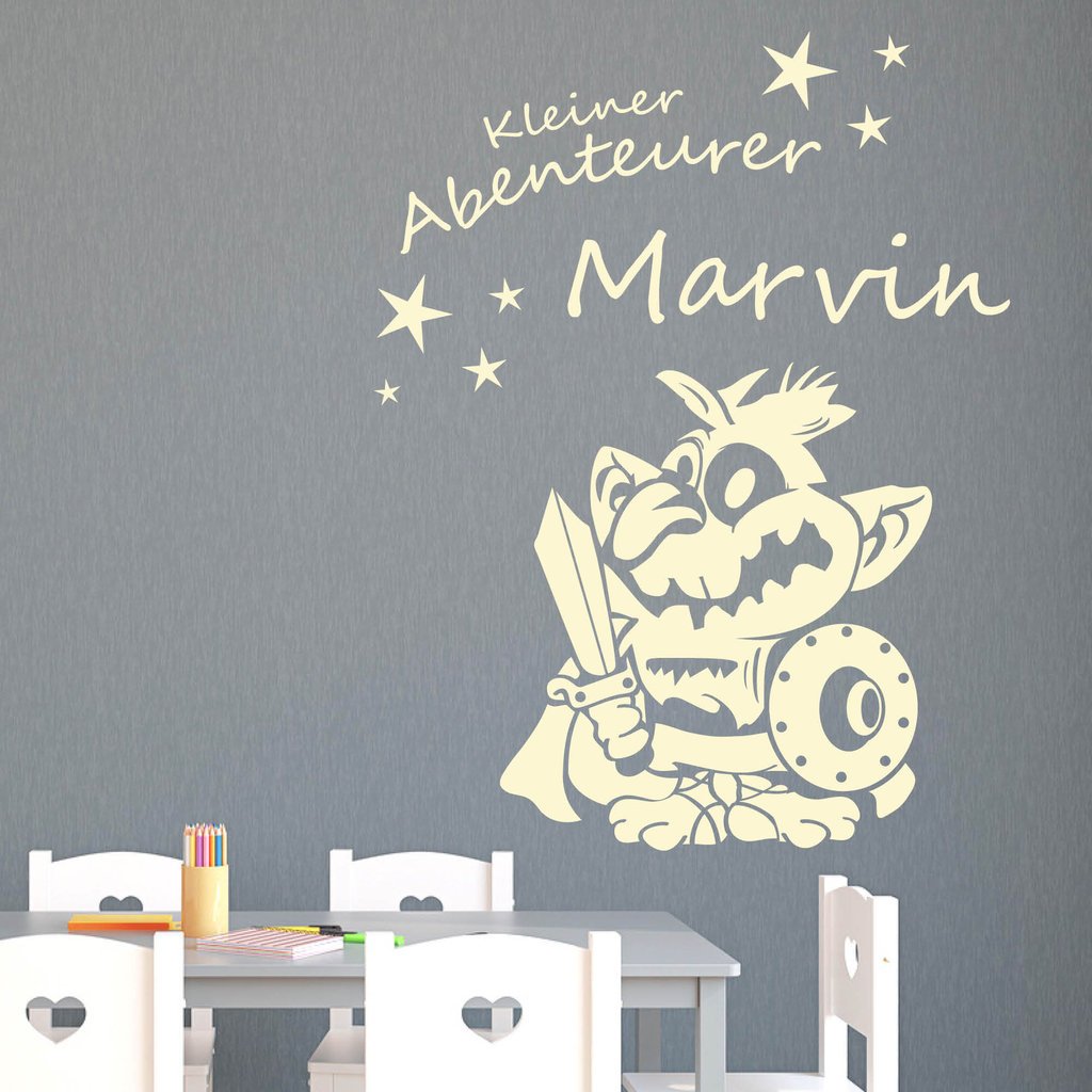 Wandtattoo Kinderzimmer Troll Kleiner Abenteurer personalisiert mit Wunschnamen Wandaufkleber/enzian 117 cm hoch x 80 cm breit
