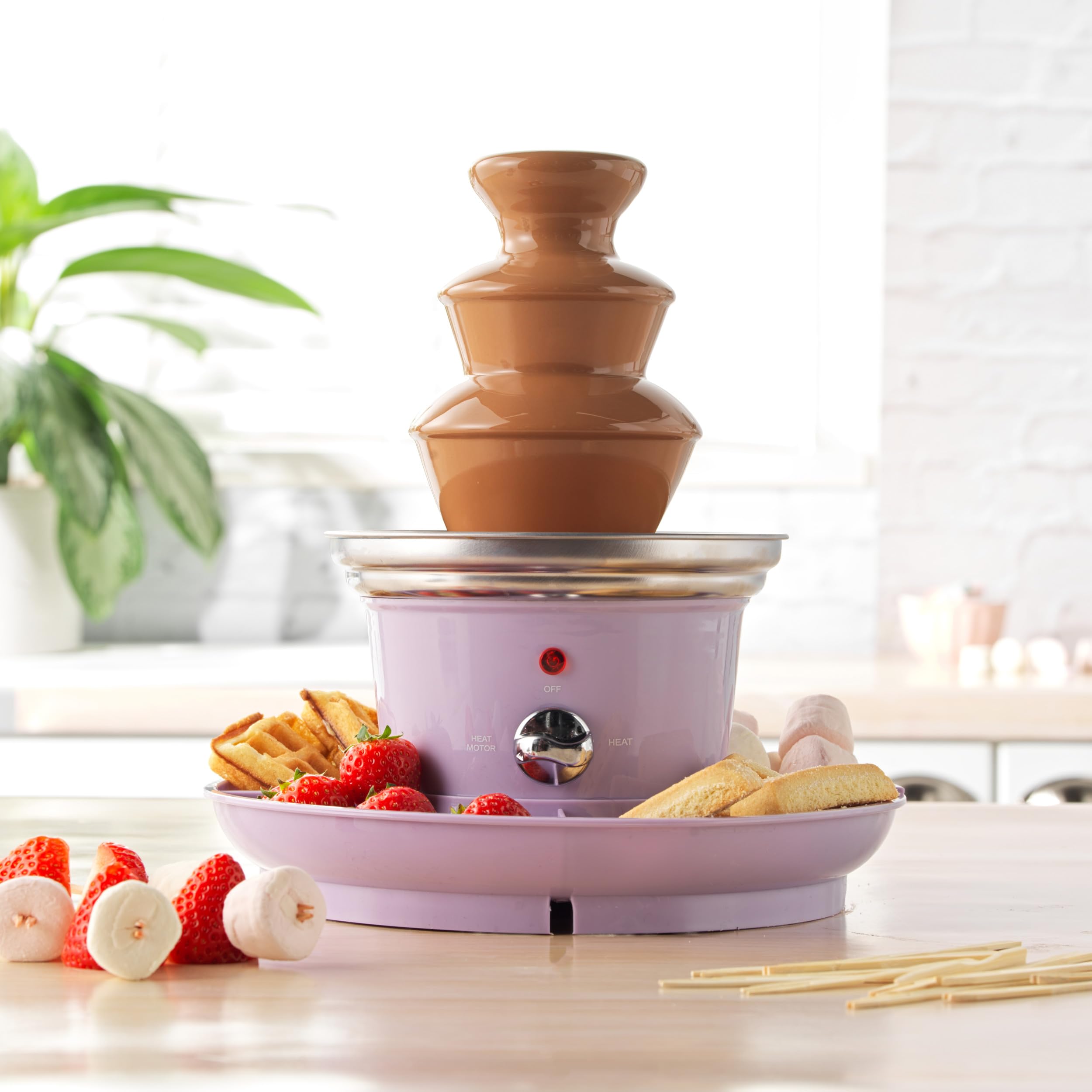 Petra PT3428PPVDEEU7 Schokoladenbrunnen 3 Etagen - Kaskadendesign, einfache Reinigung, Dip & Share Schokofontäne, umfasst 2 Obst/Snacks Tabletts & 100 Bambusspieße, Schokoladenfondue, 70–90 W, violett