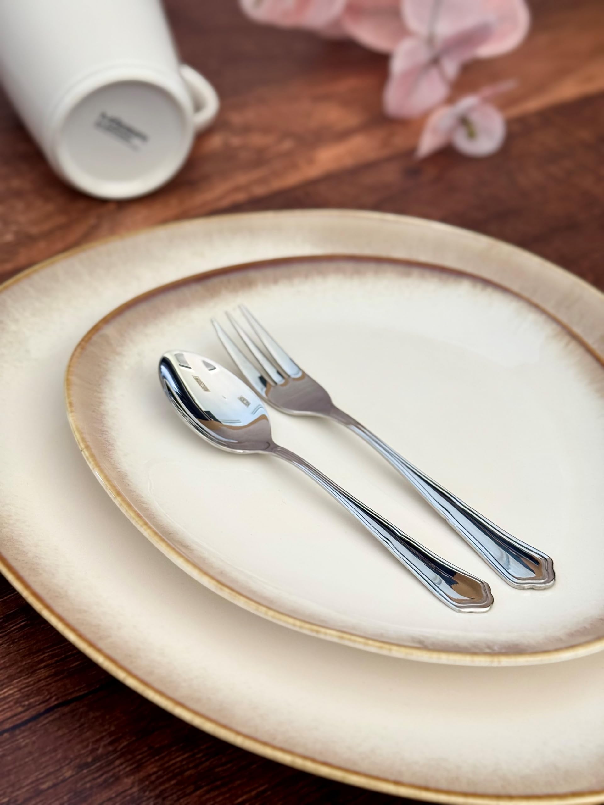 MÄSER 931991, La Sinfonia, Modernes Geschirr Set für 4 Personen mit einzigartiger Formgebung und Farbverlauf von Beige zu Cremeweiß, 16-teiliges Kombiservice im Vintage Look, Steinzeug