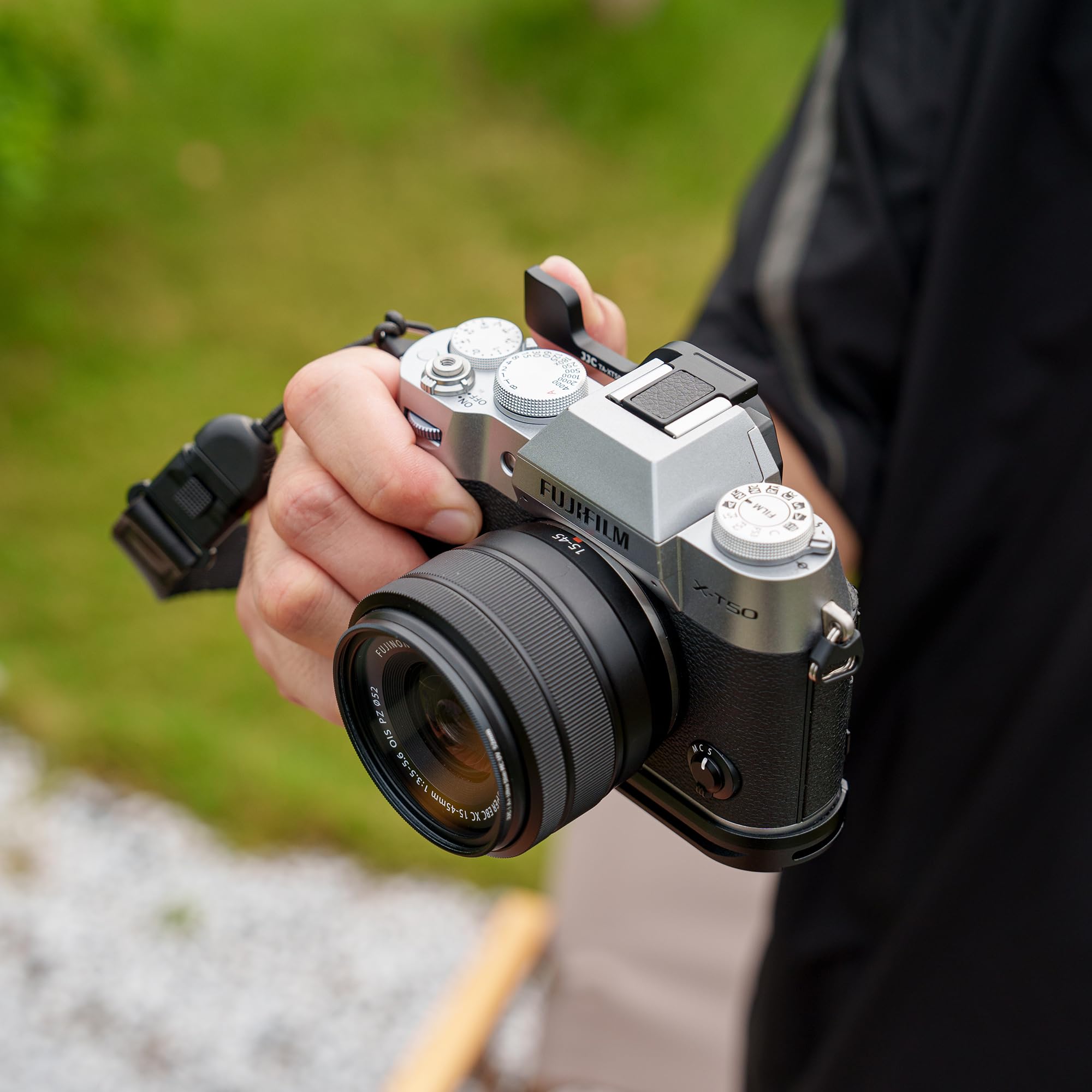 JJC XT50 Impugnatura Pollici Metallo per Fotocamera Fuji X-T50 Migliore Equilibrio & Grip Comodità, Hot Shoe Mount Pollice Supporto Migliorato Maniglia, Nero