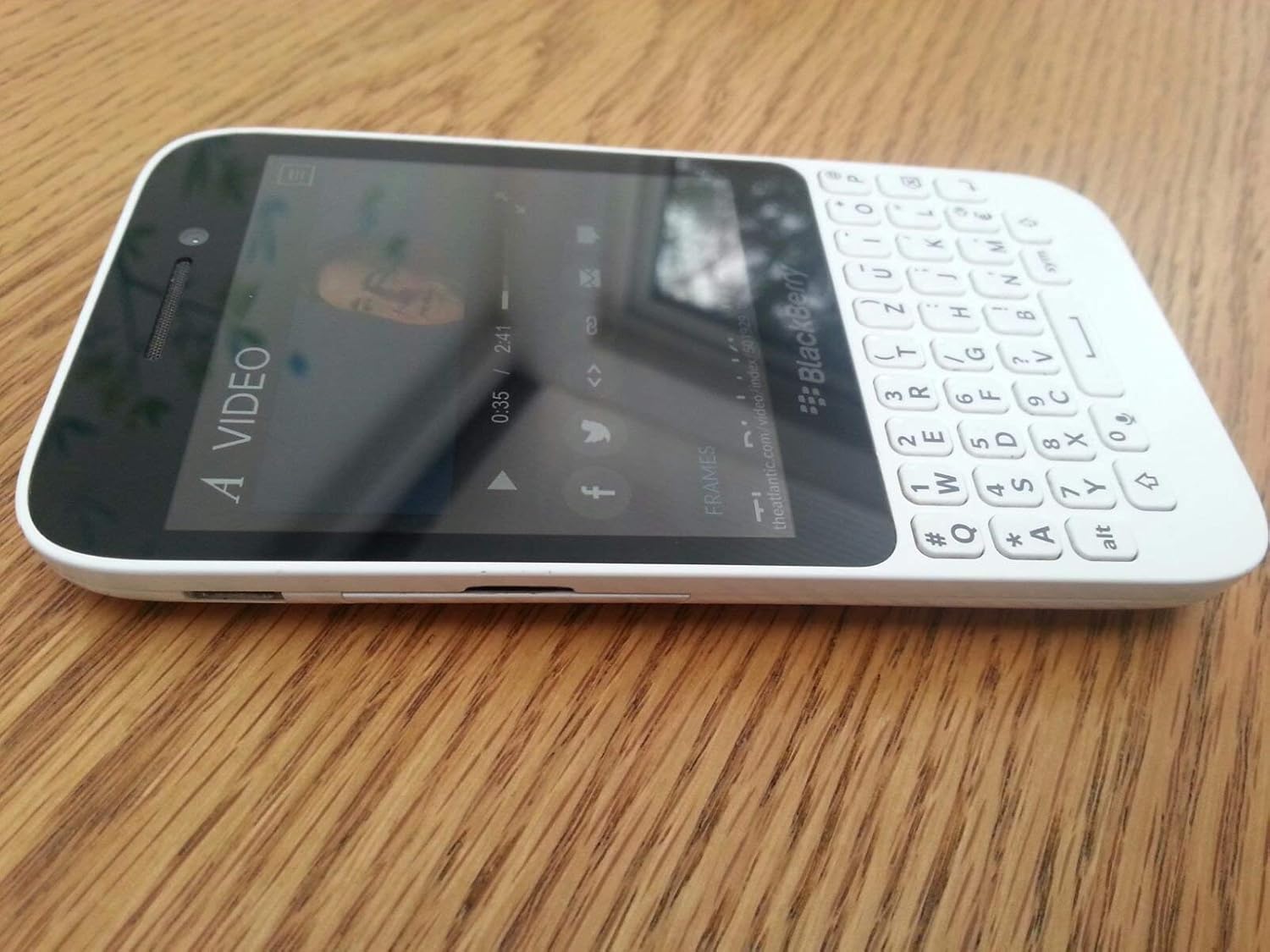 BlackBerry Q5 8GB RFS121LW SQR100-2 (GSM Only, No CDMA) Factory Unlocked 4G/LTE Qwerty Simfree Cell Phone - (White)