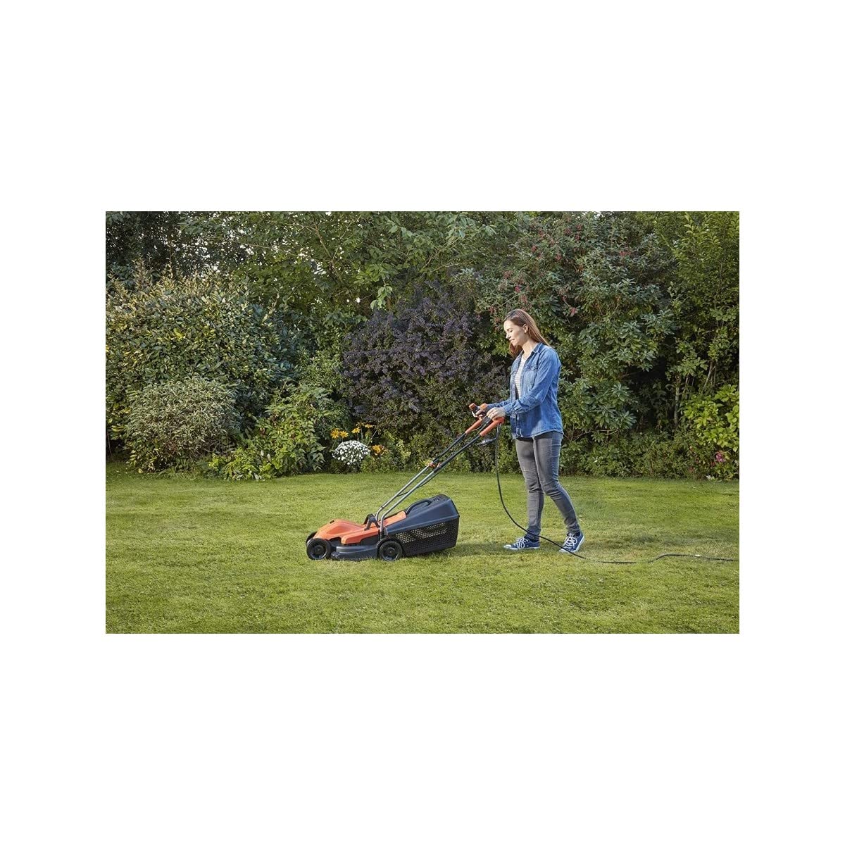 Black+Decker Kosiarka elektryczna z uchwytem na kierownicę rowerową BEMW451BH (1200 W, szerokość cięcia 32 cm, 3-stopniowa regulacja wysokości osiowej, pojemnik na trawę 35 l, idealna do małych