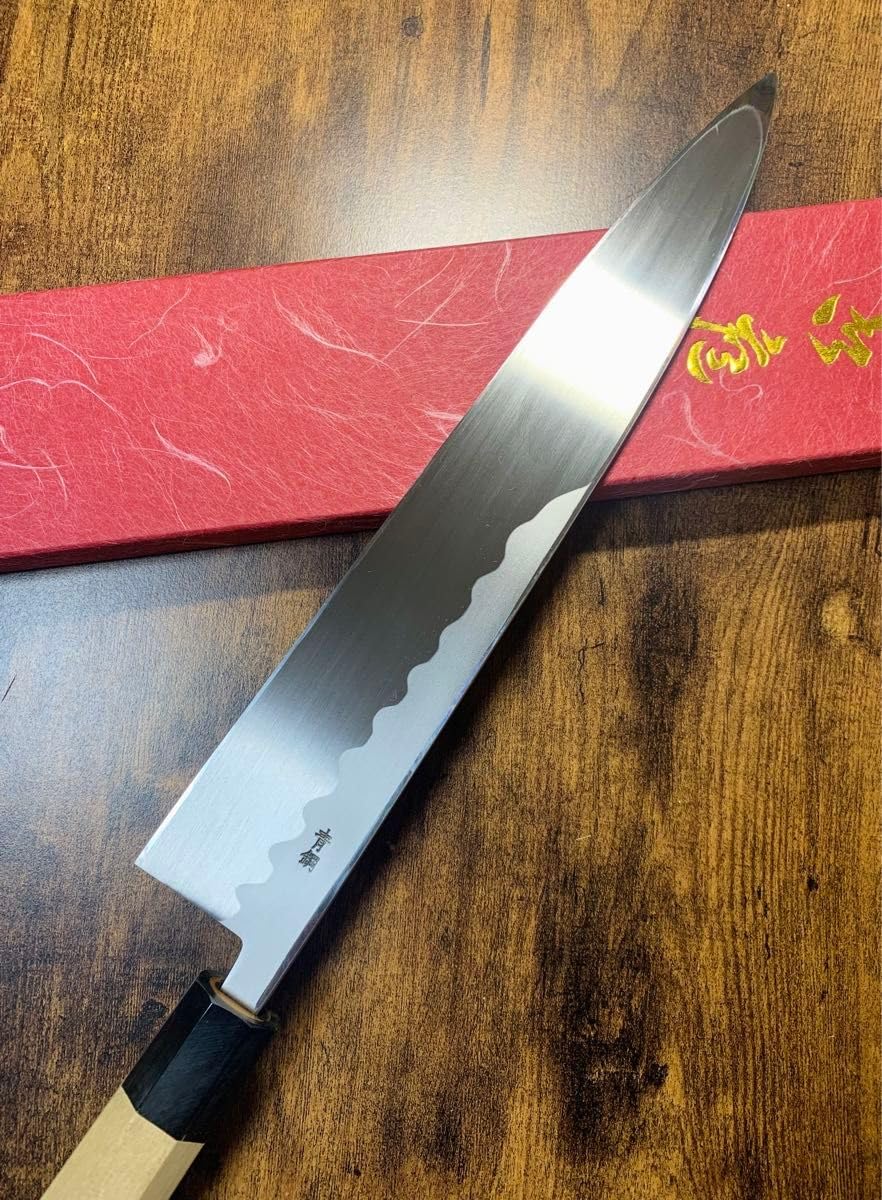 【堺の包丁】マグロ切包丁 龍彫刻 二尺615mm 片刃 朴八角水牛柄 鞘付 堺の包丁】マグロ切包丁 龍彫刻 二尺615mm 片刃 朴八角水牛柄 鞘付