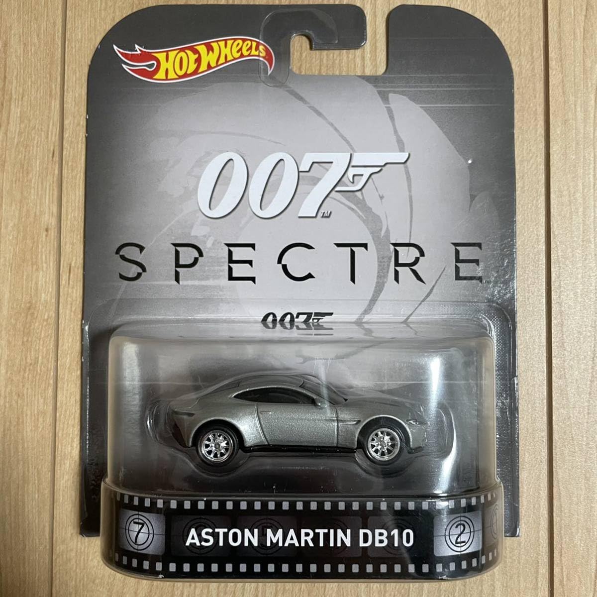 Amazon.co.jp: レトロエンターテイメント Aston Martine DB10 アストン 