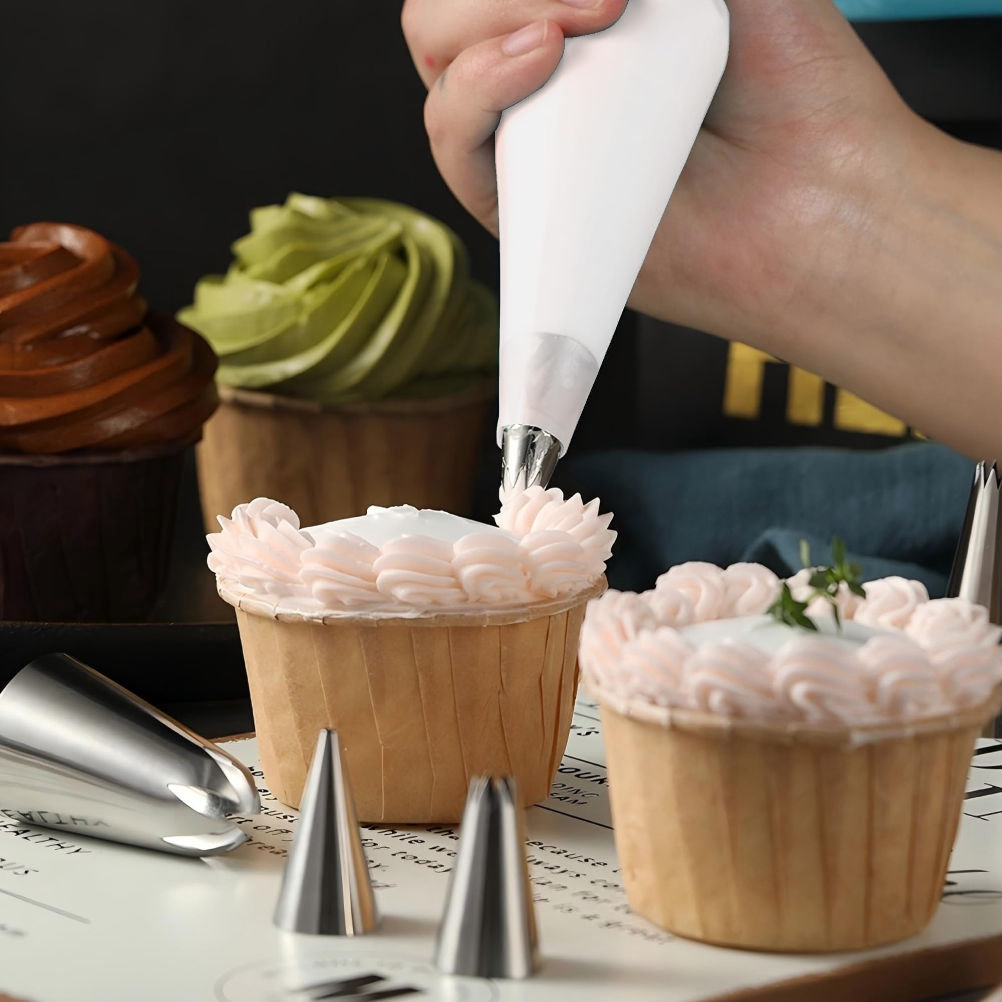 Kuchendekorationszubehör-Set, 255-teilig, Kuchendekorationsset mit Kuchen-Drehteller, 12 nummerierte Spritztüllen, Ausstechformen, Zuckerguss-Glätter und anderes Zubehör für Kuchendekoration (255
