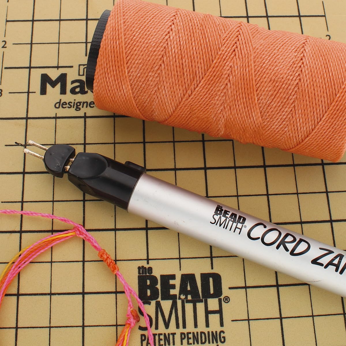 The Beadsmith Knot It Cordon en polyester ciré - Couleur pêche - 0,7 mm de diamètre - Cire claire, 144 m par bobine - Pour fabrication de bijoux, macramé, bracelets d'amitié et loisirs créatifs