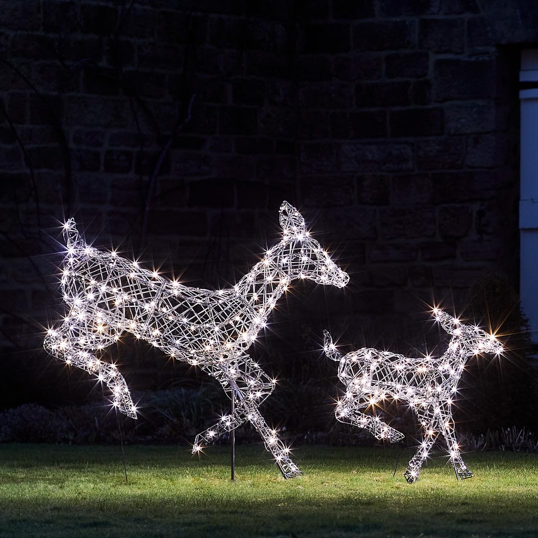 Lights4fun 2er-Deko-Set Harlow Springende LED-Rentiere | Hirschkuh & Rehkitz | Solarbetrieben | Fernbedienung & Timer | Weihnachtsbeleuchtung Rattan Außen Weihnachtsfigur | 102 cm & 60 cm