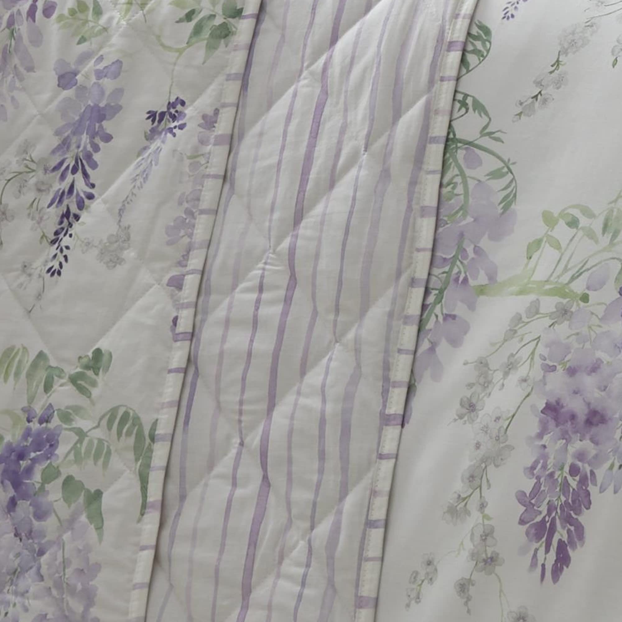 Dreams & Drapes - Couvre-lit Violet glycine (230 cm x 200 cm) – Doux au Toucher – Couvre-lit matelassé Floral Violet – Couverture Florale Lavande – Housse de Couette Assortie Disponible