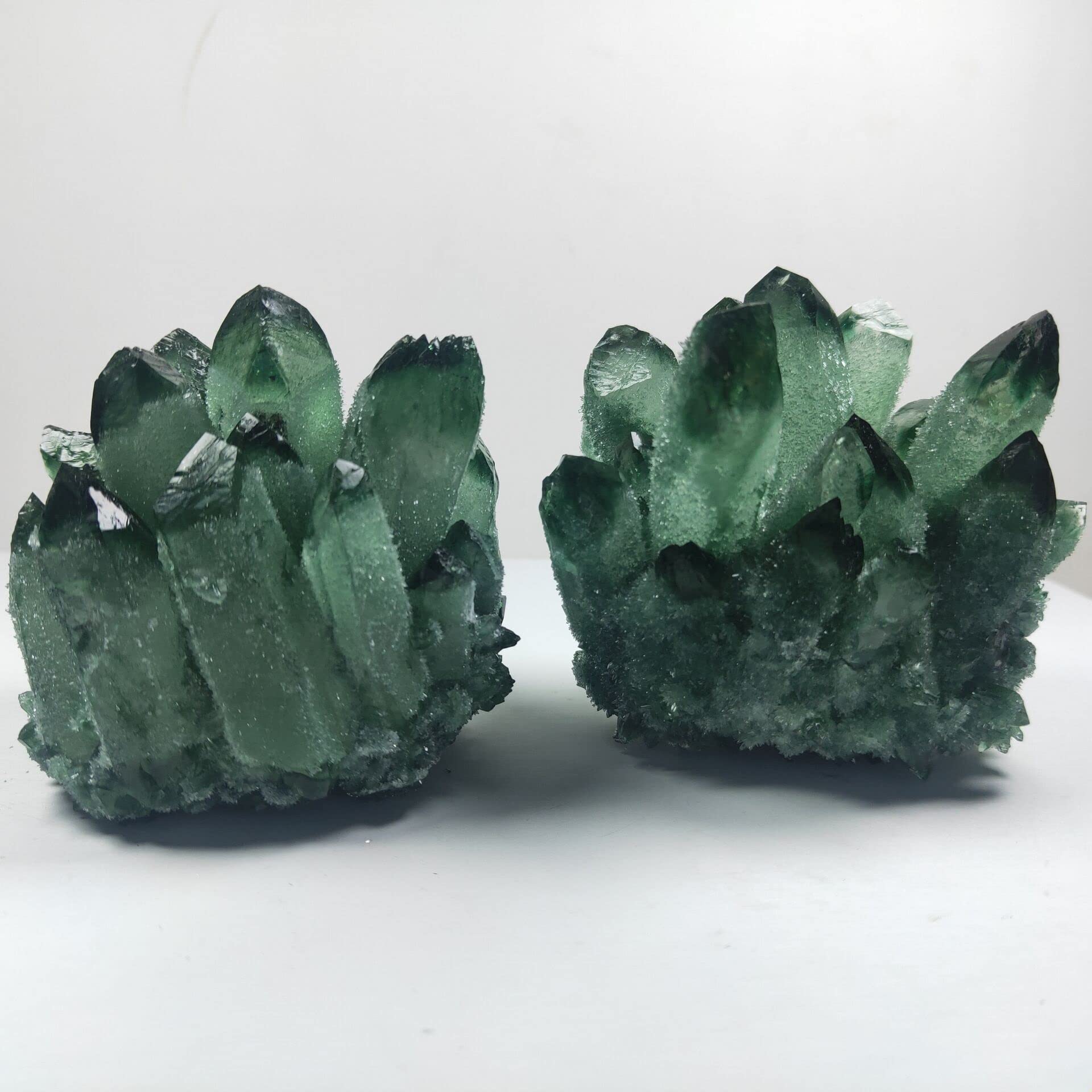 Cristal naturel brut Décoration de la maison 300-400g Grappe de cristaux de quartz vert naturel Cristaux de guérison Spécimen de pierres précieuses brutes for la décoration de la maison et du bureau P