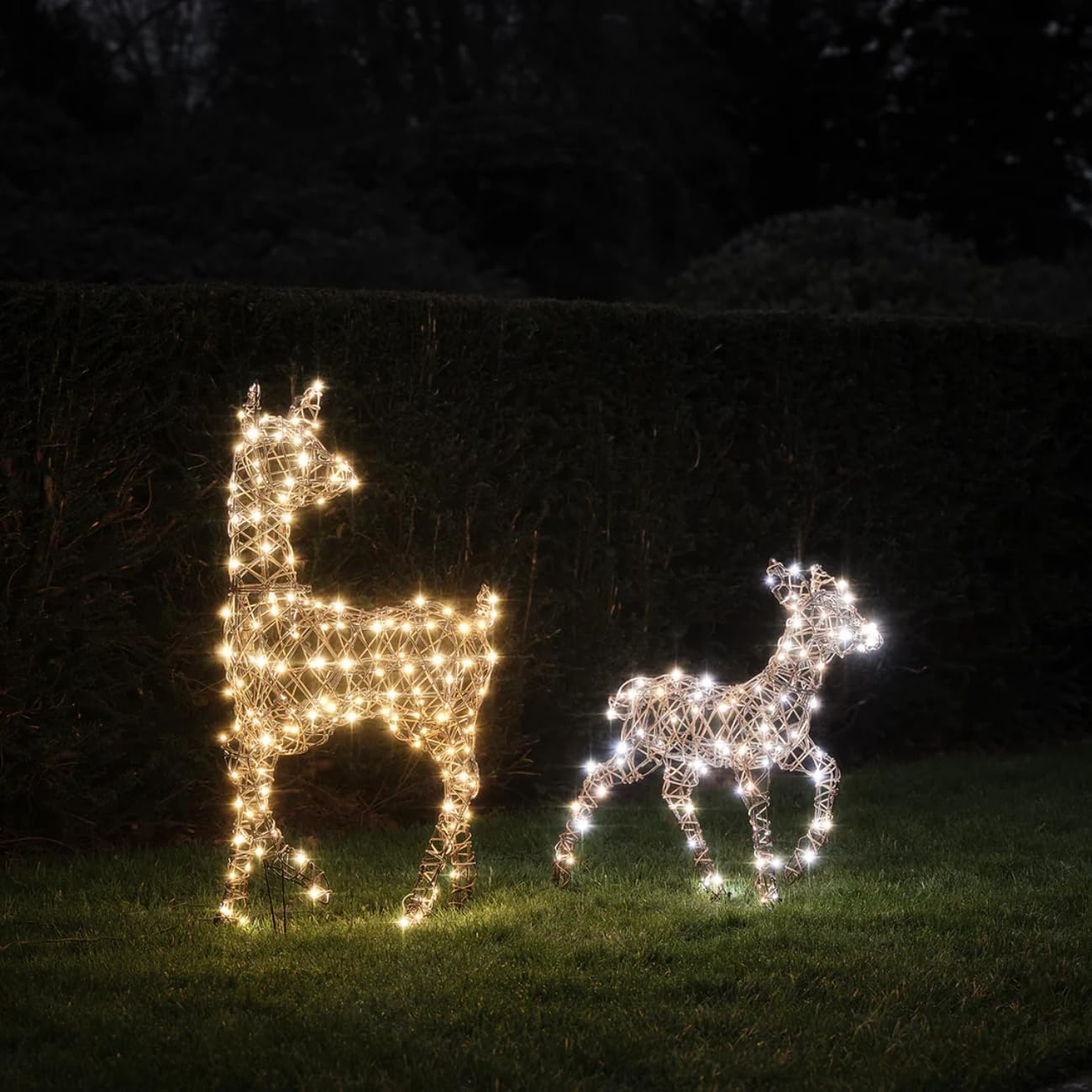 Lights4fun 2er Set Studley Rentier Hirschkuh & Rehkitz | warmweiße & kalte LEDs | Weihnachtsdekoration Hirsch für Weihnachten | für innen und außen | strombetrieben mit Netzkabel [Energieklasse A]