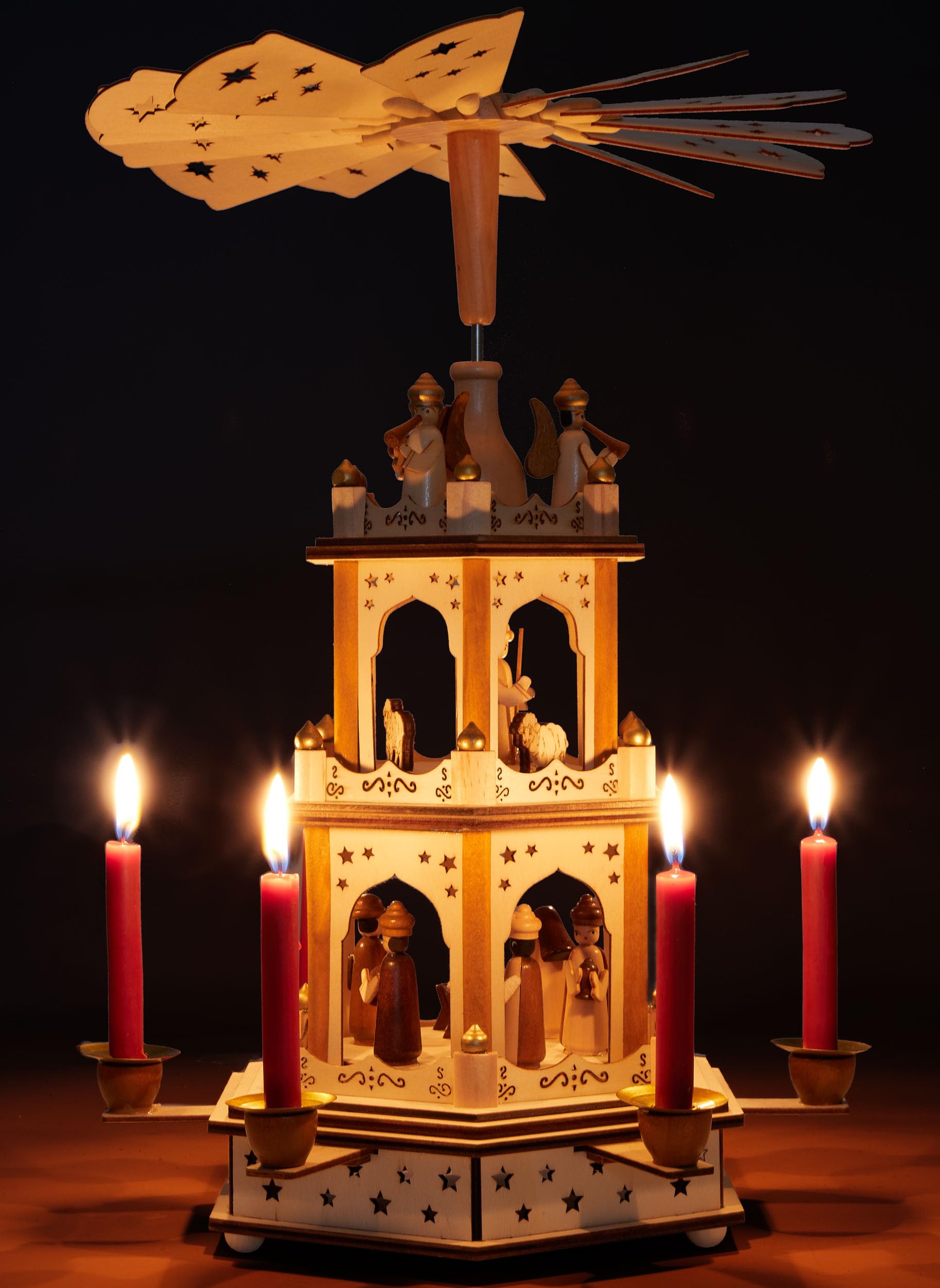 Brubaker Piramide di Natale - Piramide di Legno Rotante a 3 Piani - Decorazione Natalizia con 3 Piani e Ali di Stelle in Legno - Altezza 45 cm - Figure Natalizie Dipinte a Mano - Marrone Naturale
