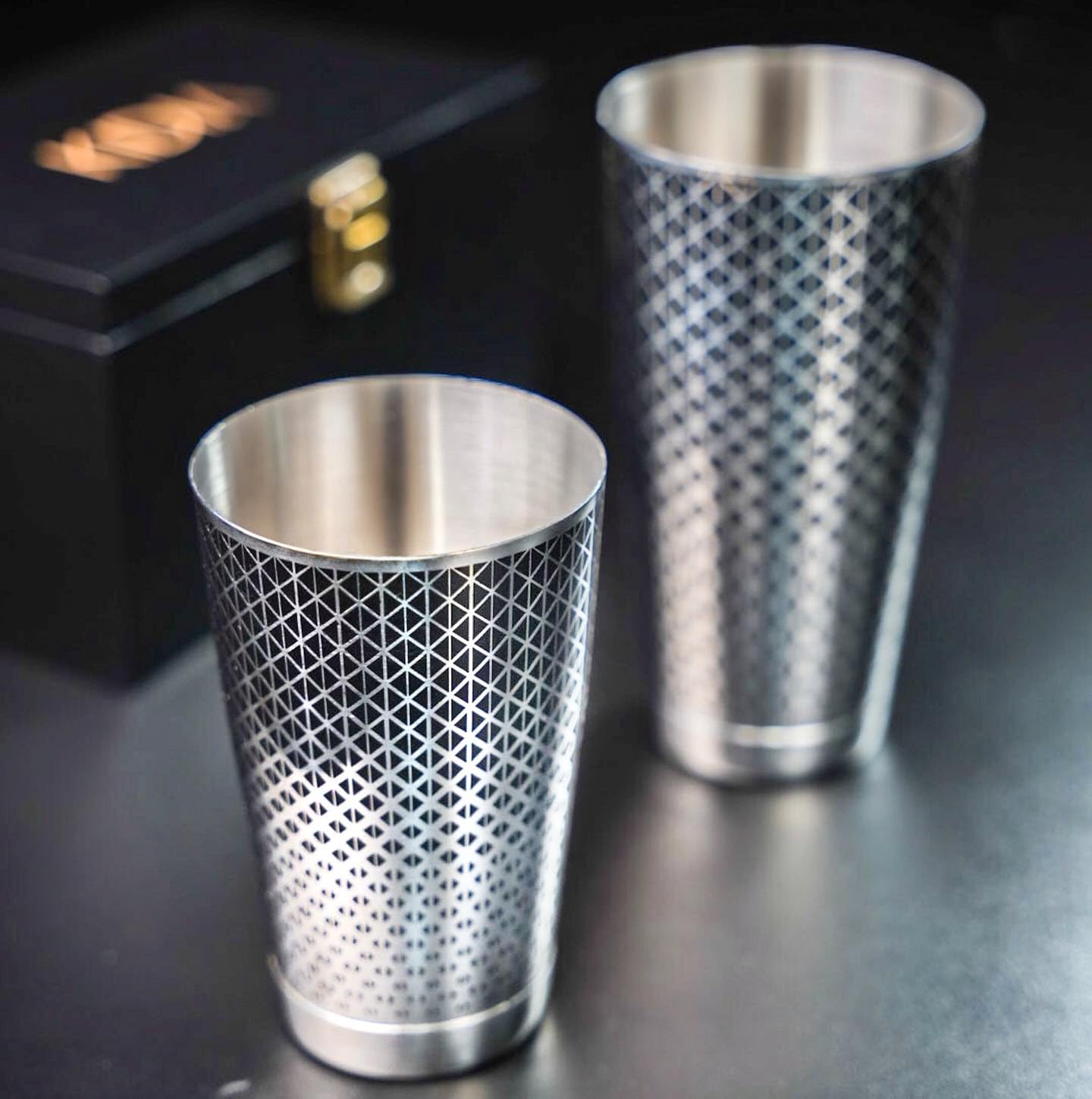 Kidia Boston Shaker Professionnel en Acier Inoxydable 304 avec Motif Géométrique Noir – Set 2 Tins 828 ml + 424 ml – Coffret en Bois Inclus – Kit Barman pour Cocktails, Bar (Classique)