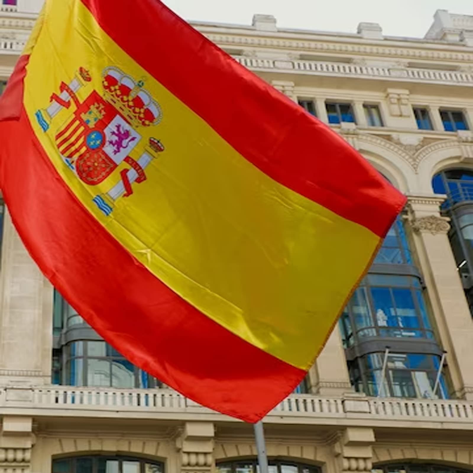 Bandera España Grande para Exterior y Interior - Bandera de España Grande 90x150 cm Reforzada y con 2 Ojales Metálicos Spain Flag Banderas Tela Fuerte