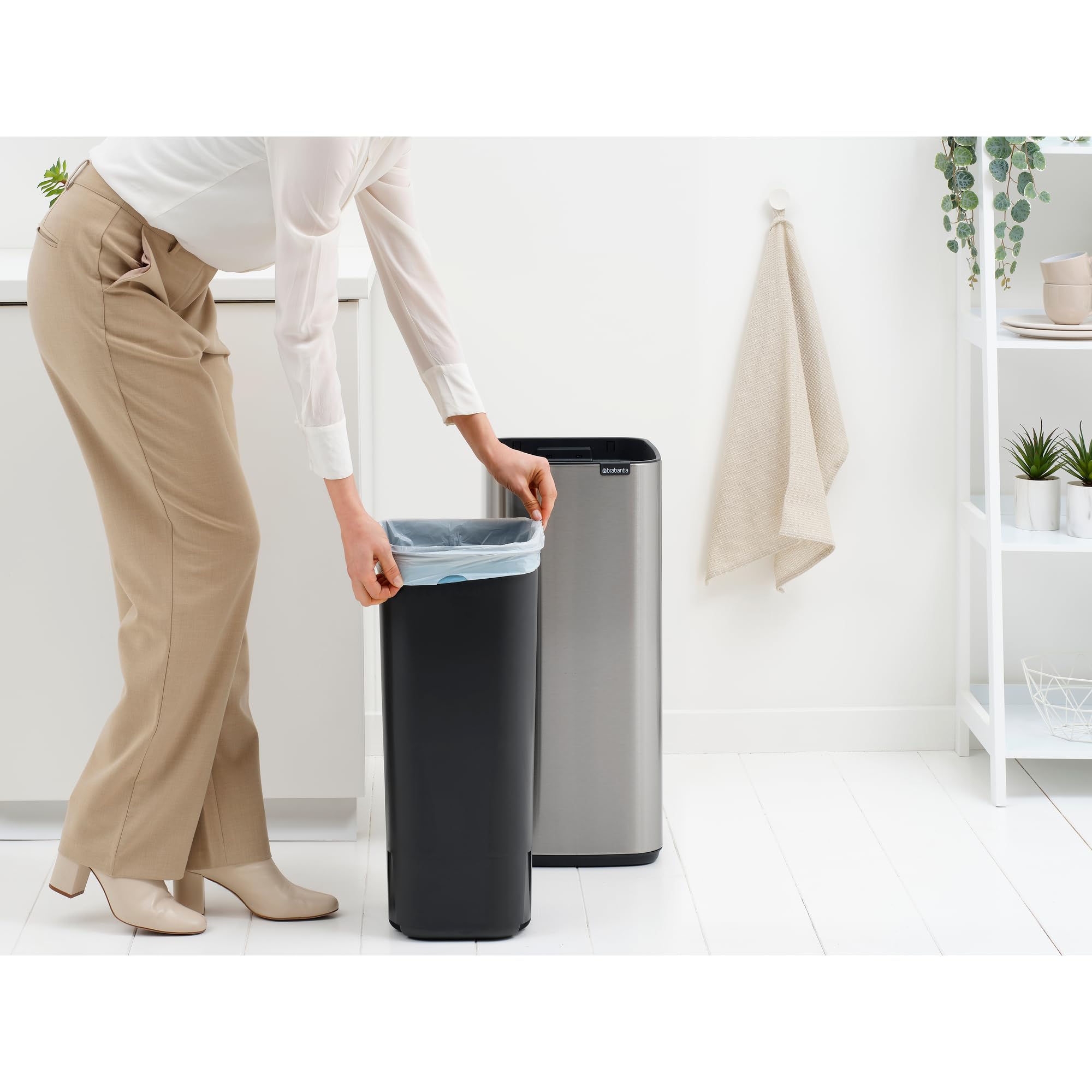 Brabantia Bo Touch Cubo de basura 30L (Plateado mate), cubo basura reciclaje rectangular y compacto, con sistema de abertura Soft-Touch, papelera cocina con cubo extraíble, incluye bolsas PerfectFit