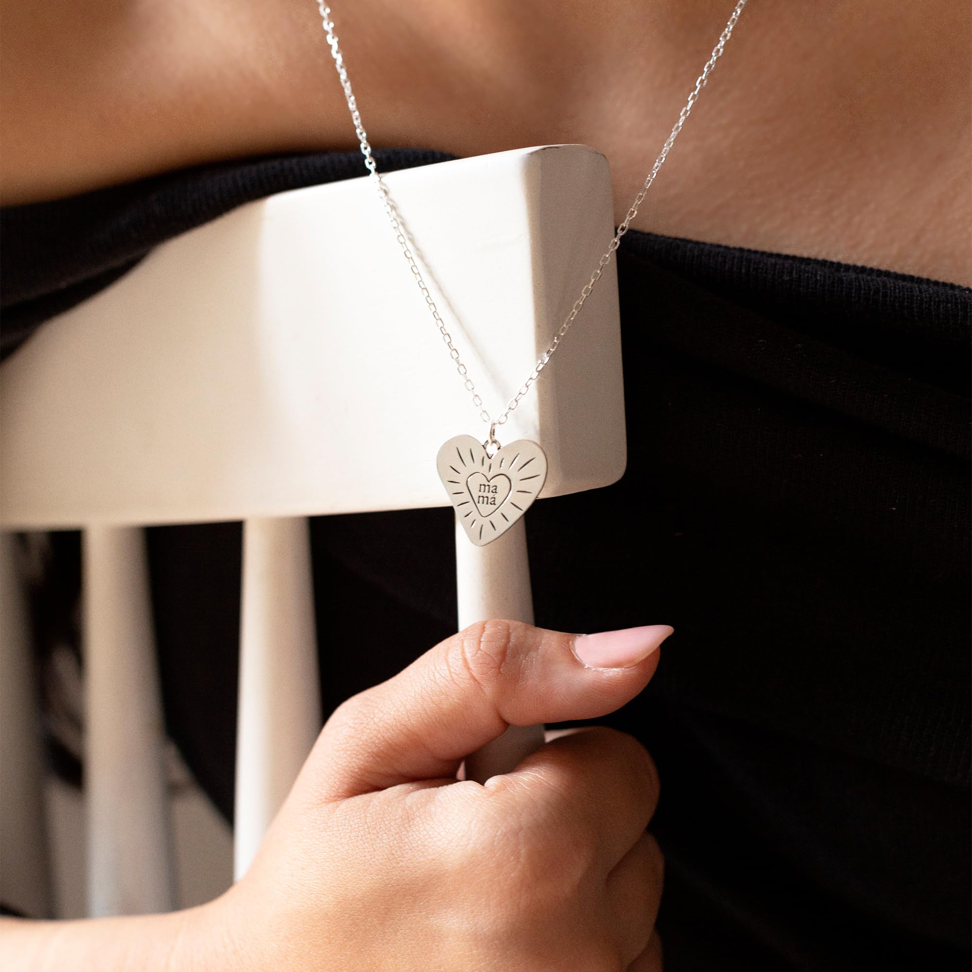 UO Collar de plata para mujer, Collar Mamá, regalo día de la madre, regalo para mamás, regalo para madres, Plata de Ley 925mm, Tamaño medalla: 1,9 x 2 cm, cadenade 42cm con alargador ajustable