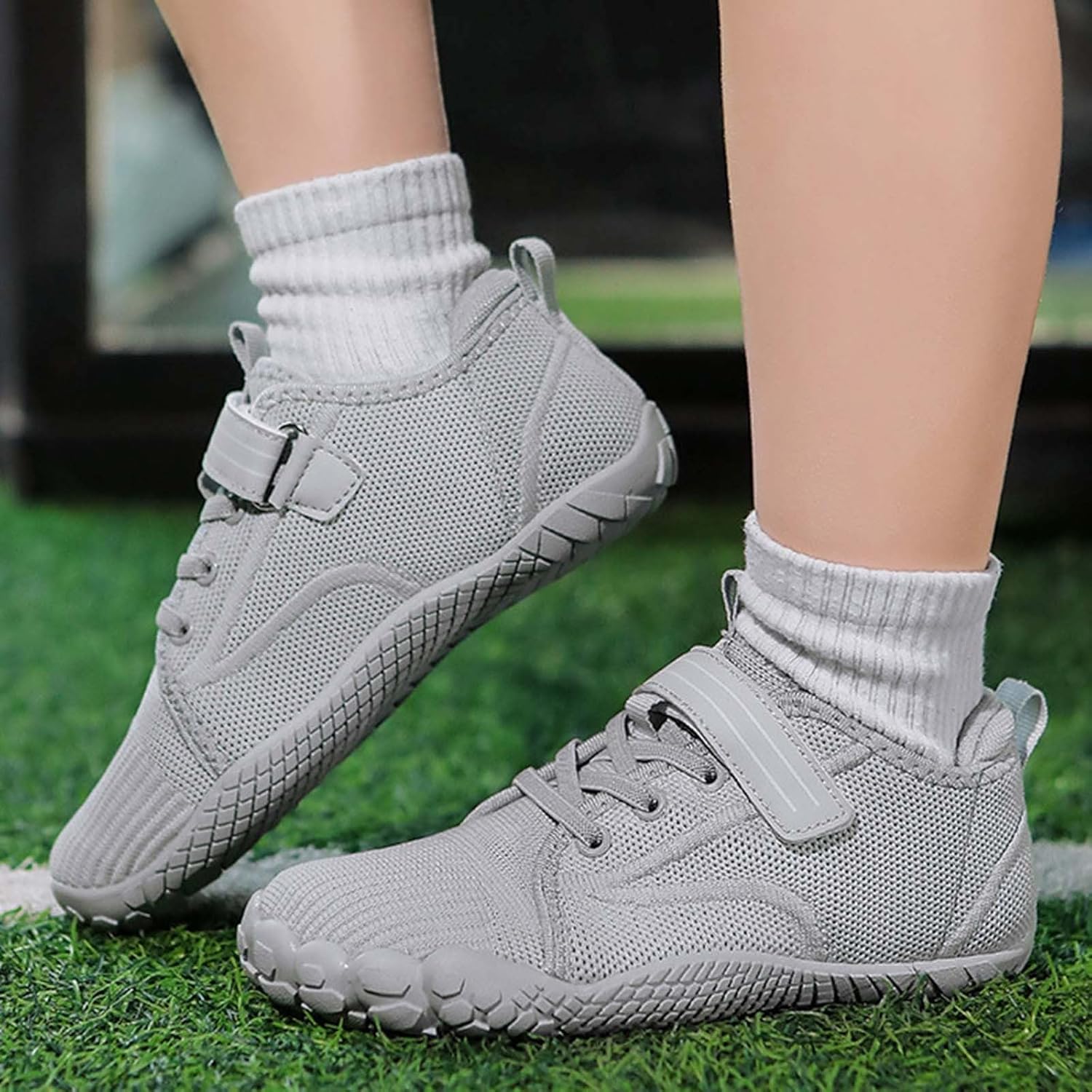 男の子と女の子のスニーカー。アドベンチャースポーツに最適。ジム、ヨガ、アウトドアアクティビティに最適な、多用途で 子供用シューズ。