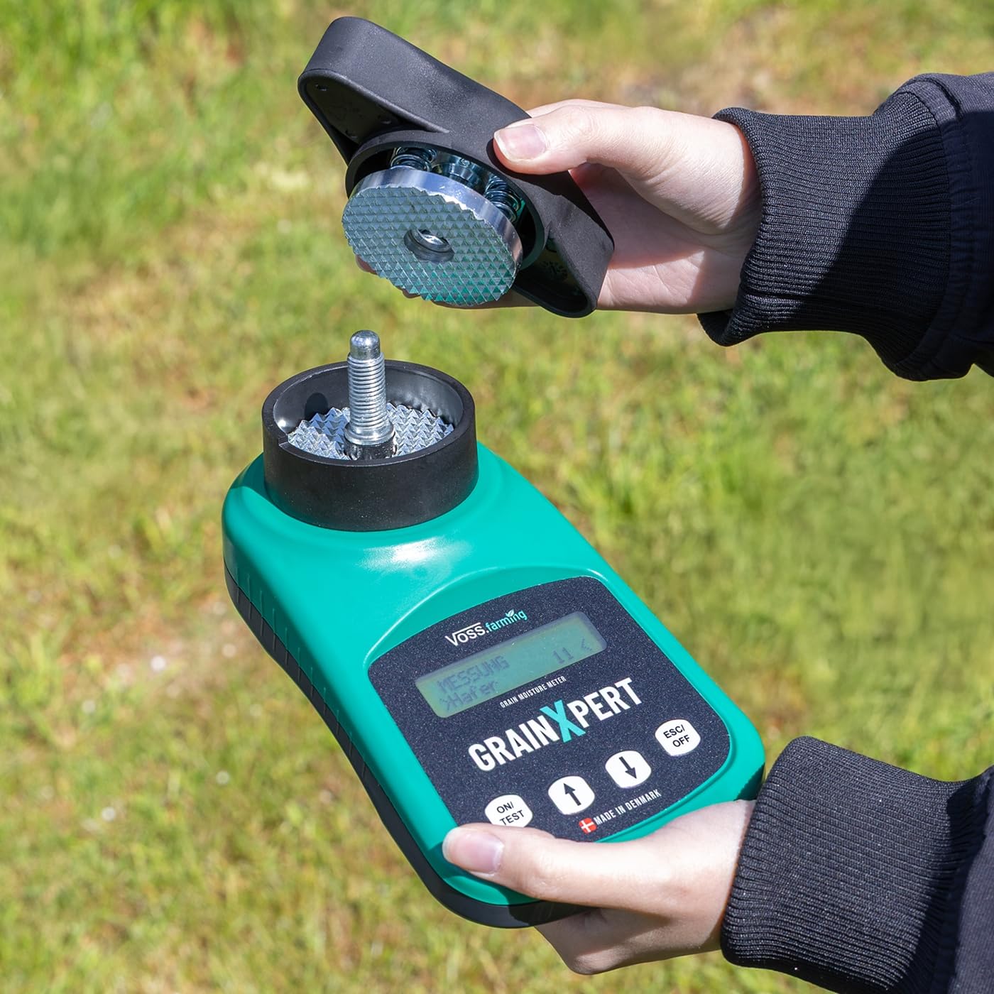 VOSS.farming GrainXpert Getreidefeuchtigkeitsmessgerät mit Mahlwerk, LCD Display, mit Transportkoffer, präzises Getreidemessgerät für draußen