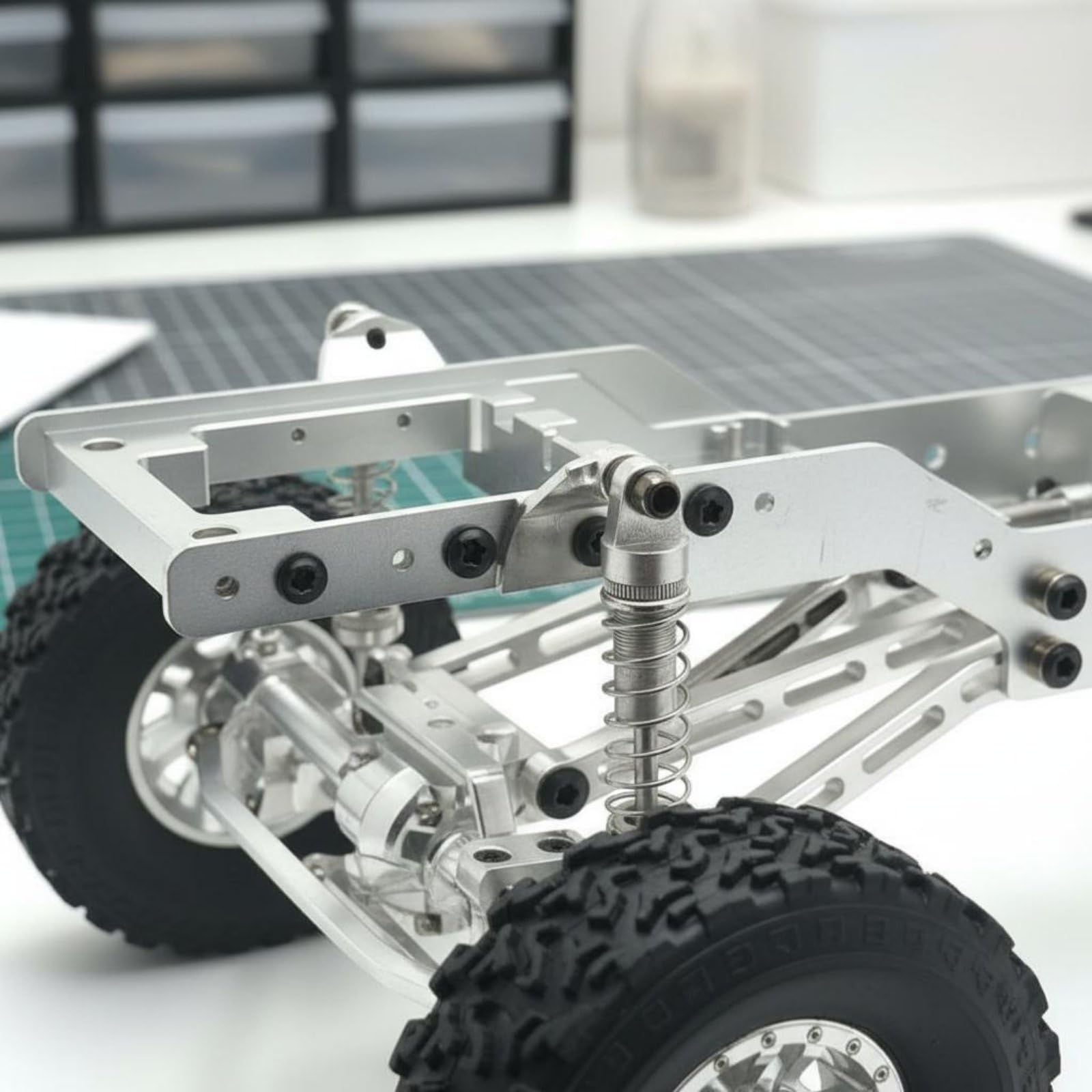 Telaio Auto Elettrica RC Telaio Crawler Telaio Telaio Metallo con Rialzati Ingranaggi in Ghisa E Ammortizzatori Inclusi Adatto per Costruzioni Personalizzate E Percorsi Rocciosi, Rosso