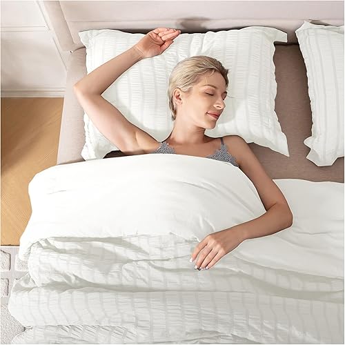 Miniatura 4 de satisomnia Juego de edredón tamaño Queen, color blanco, edredón suave de sirsaca para cama Queen, edredón ligero de plumón alternativo de 3 piezas,