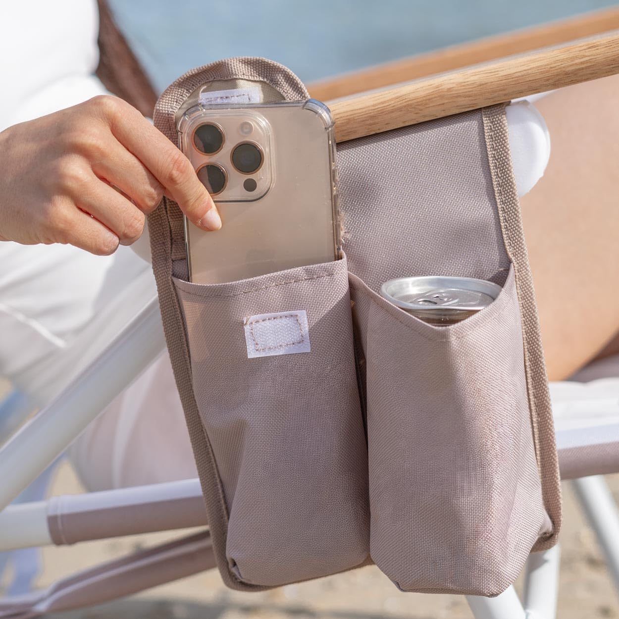 Flamingueo Silla Playa Plegable - Reclinable 5 Posiciones - Bolsillo Insulado Frío - Bolsillo para Móvil - Asas Mochila - Almohada Ergonómica - Aluminio y Poliéster - Beige