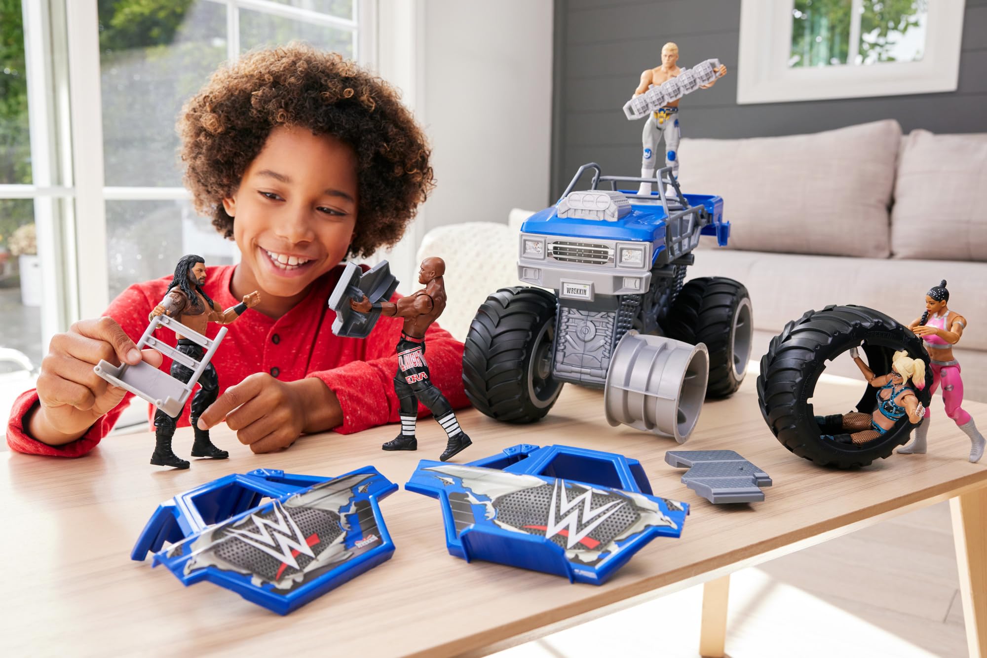 Mattel WWE Wrekkin Slam Crusher Monster Truck Figura de acción de un vehículo de la WWE con 8 piezas rompibles, HPG36
