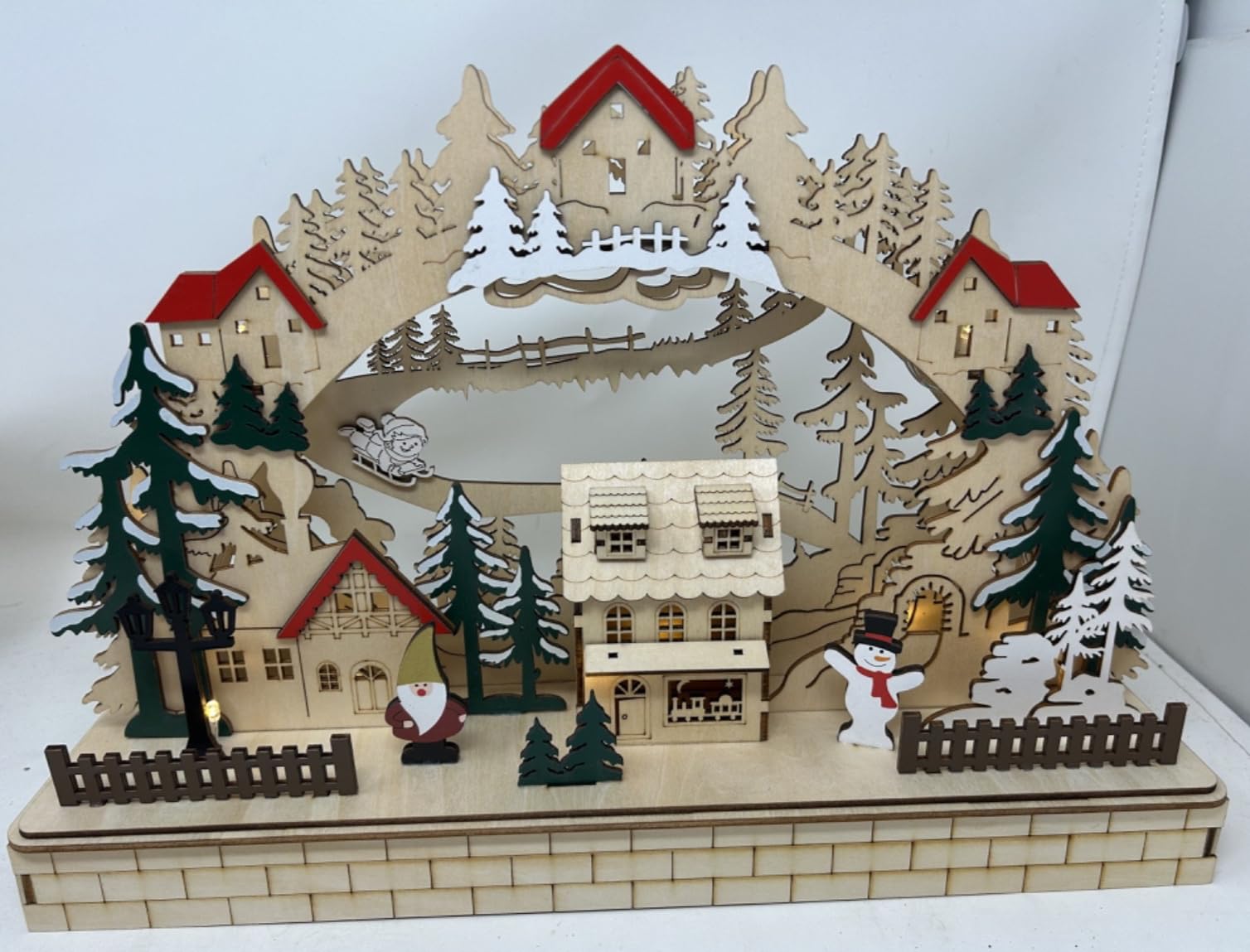 Village de Noël alpin en bois - Décoration de table à LED - 41 cm - Fonctionne sur une minuterie - Fonctionne avec piles