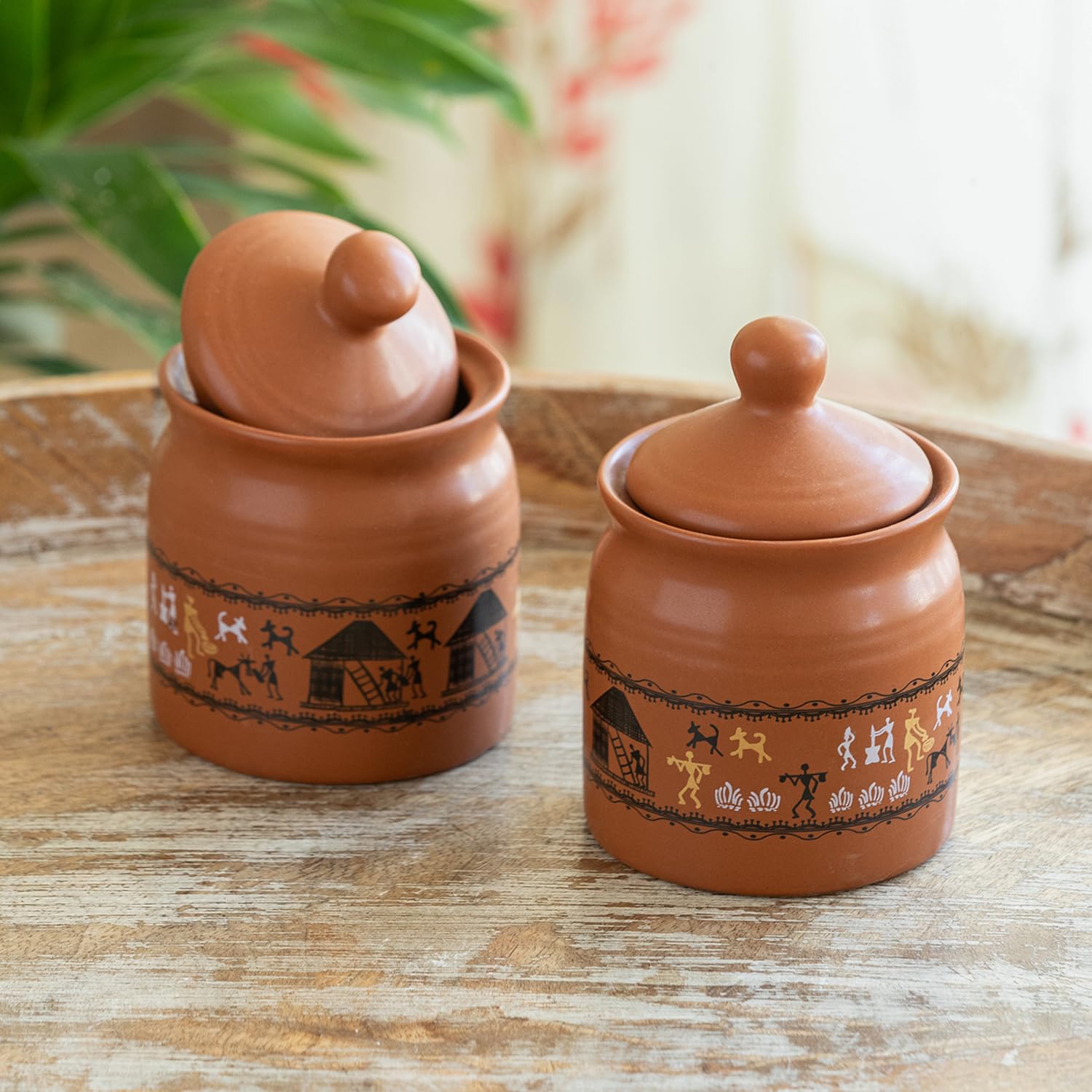 ExclusiveLane Warli Village Tales Lot de 2 bocaux à cornichons en céramique fabriqués à la main avec couvercle pour table de salle à manger, 250 ml, non hermétiques, passent au micro-ondes