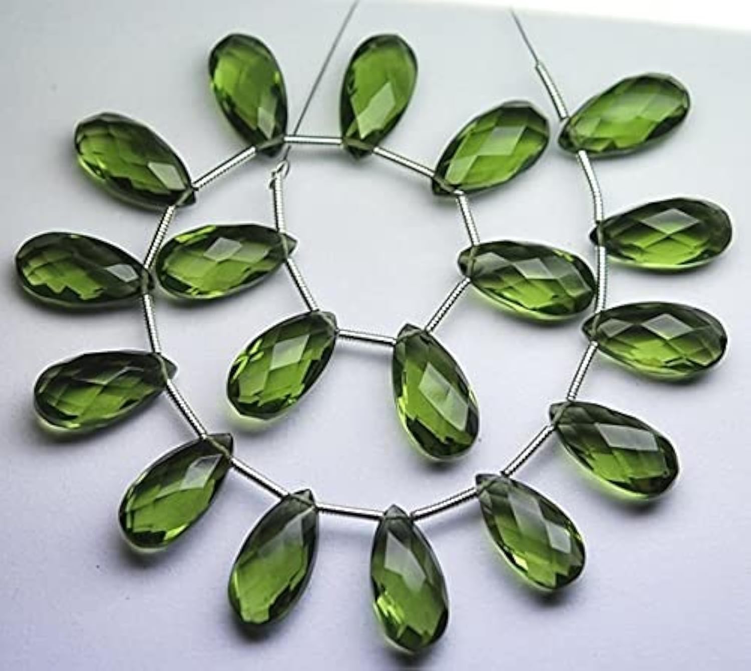 Quartz olive facetté en briolette poire pour haute joaillerie