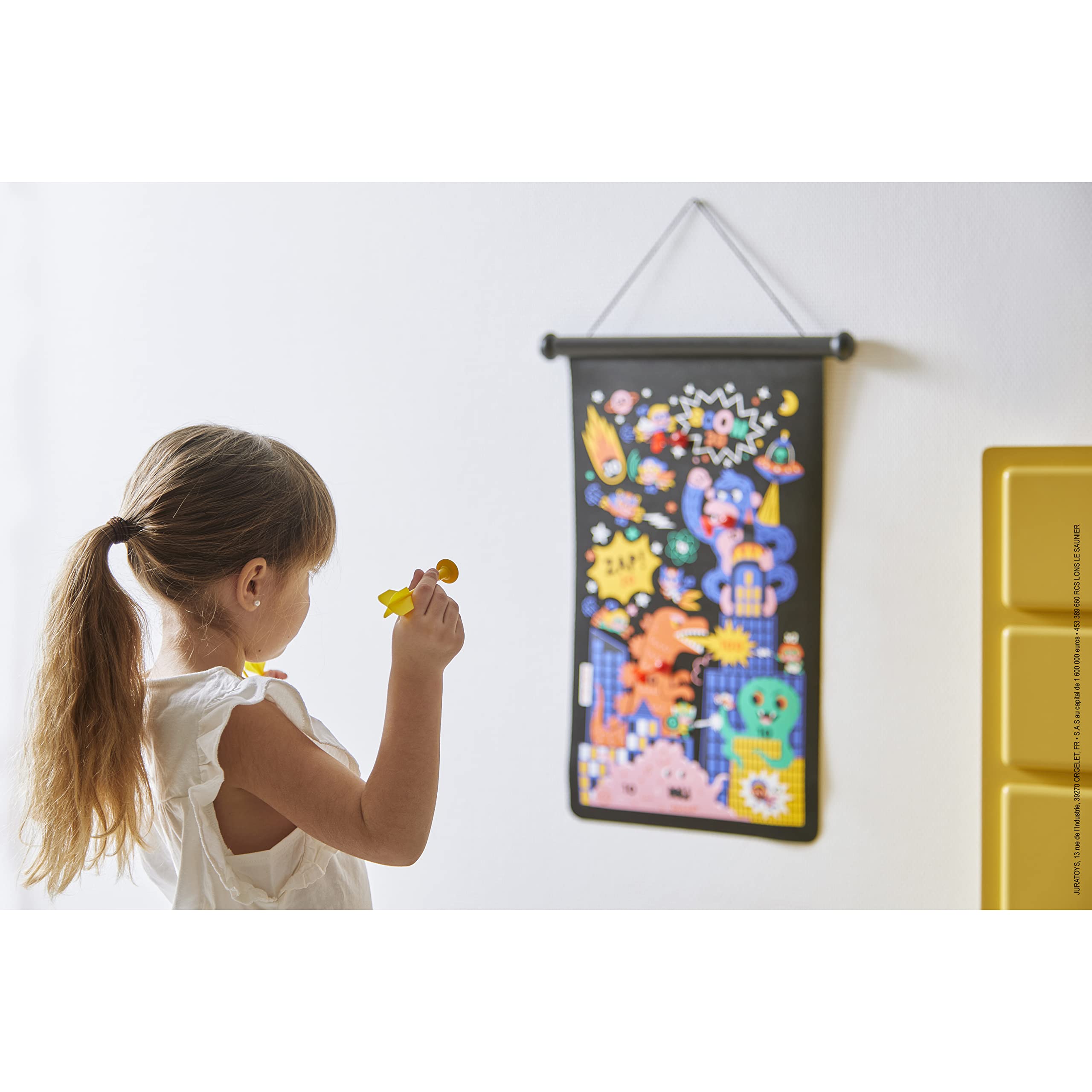Janod - Jeu de Fléchettes Magnétiques Thème Super Héros - 6 Fléchettes Aimantées en Plastique - Jeu en Tissu Recto Verso - Dès 4 Ans, J02090