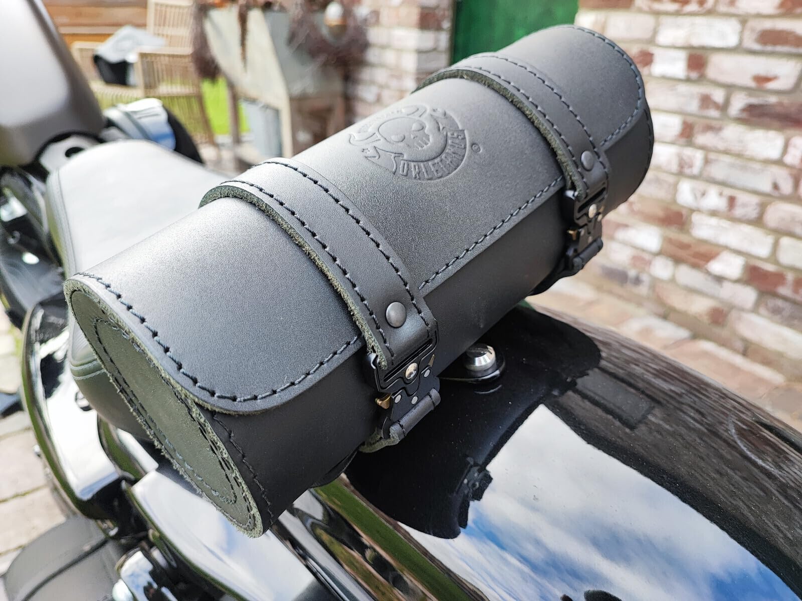 Tool Blackline Werkzeugrolle kompatibel mit Harley Davidson Chopper Reisekoffer Lederrolle Werkzeugrolle Hot Rod HD Koffer Sissybar Gepäckrolle Motorradkoffer schwarz