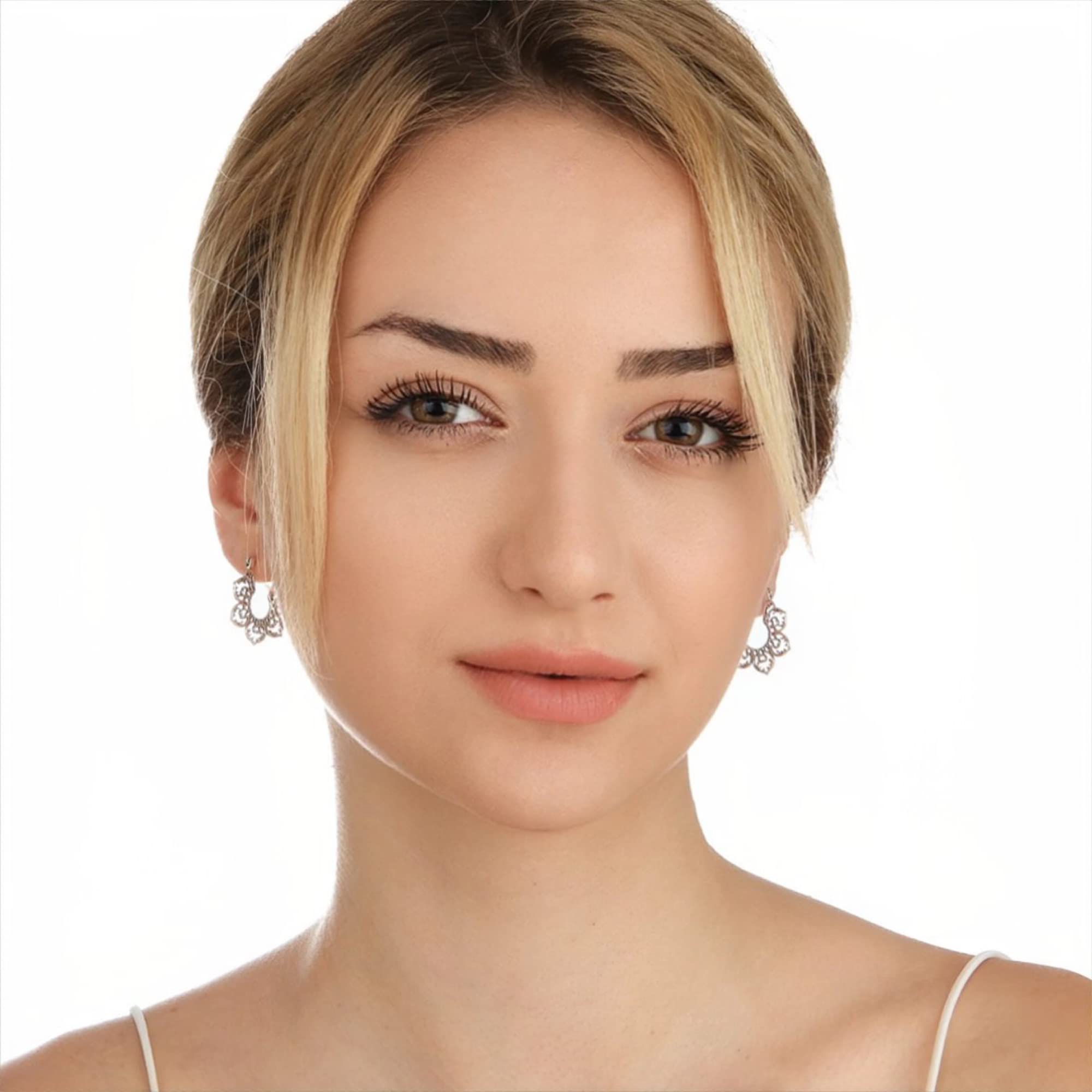 MadamLili - Ohrringe KARMA III - 925 Sterling Silber - 2cm Große Verzierte Blüte - Ornamentaler Echtsilberschmuck - Exklusive Schmuckbox