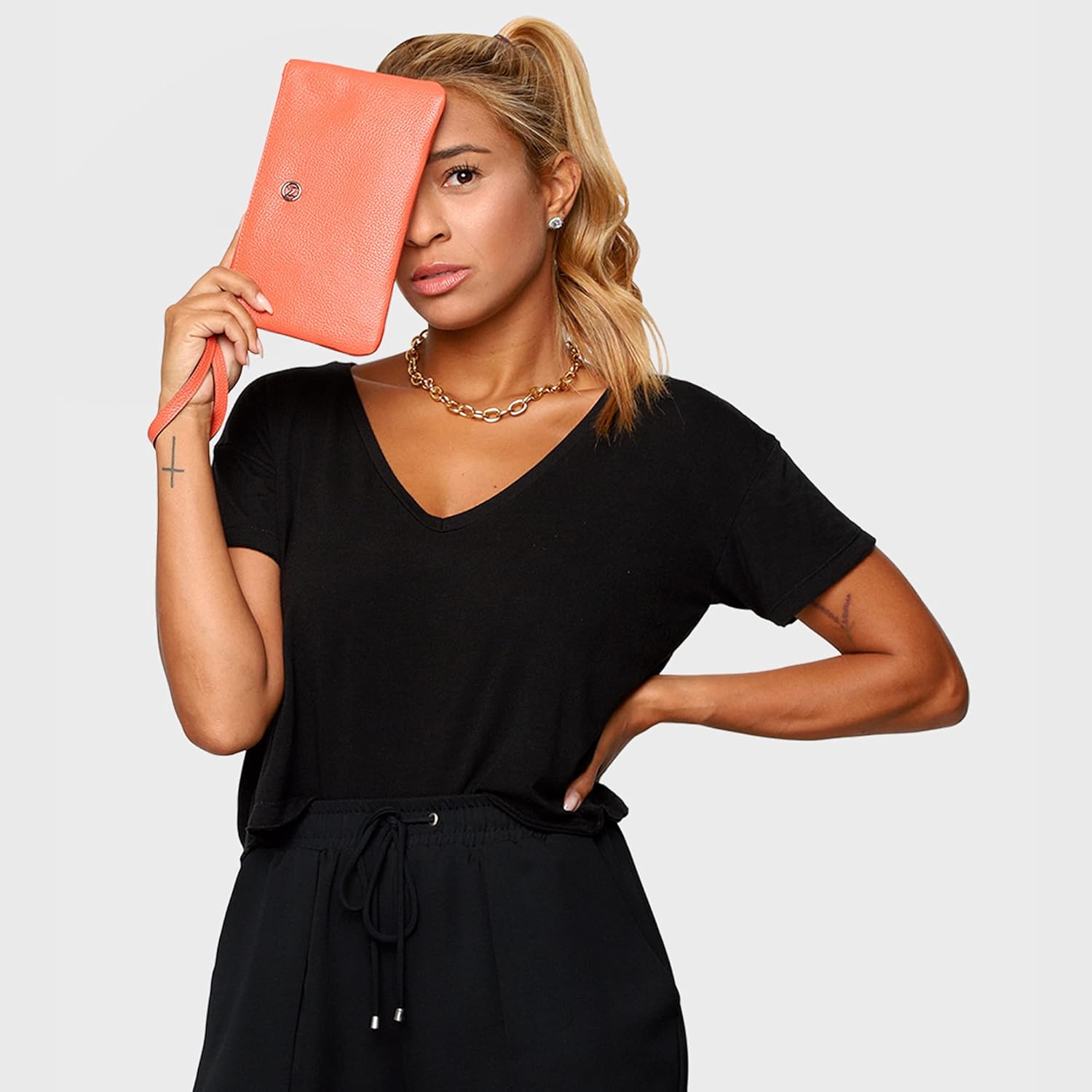 Bolsa Carteira Feminina Mariart Cores Zíper Alça de Mão Couro Legítimo 263C em promoção! Veja a oferta e mais achadinhos de Bolsas 2 Hoje é o melhor dia para comprar Bolsa Carteira Feminina Mariart Cores Zíper Alça de Mão Couro Legítimo 263C com aquele preço maroto! Promoção! Aproveite a oferta! 2