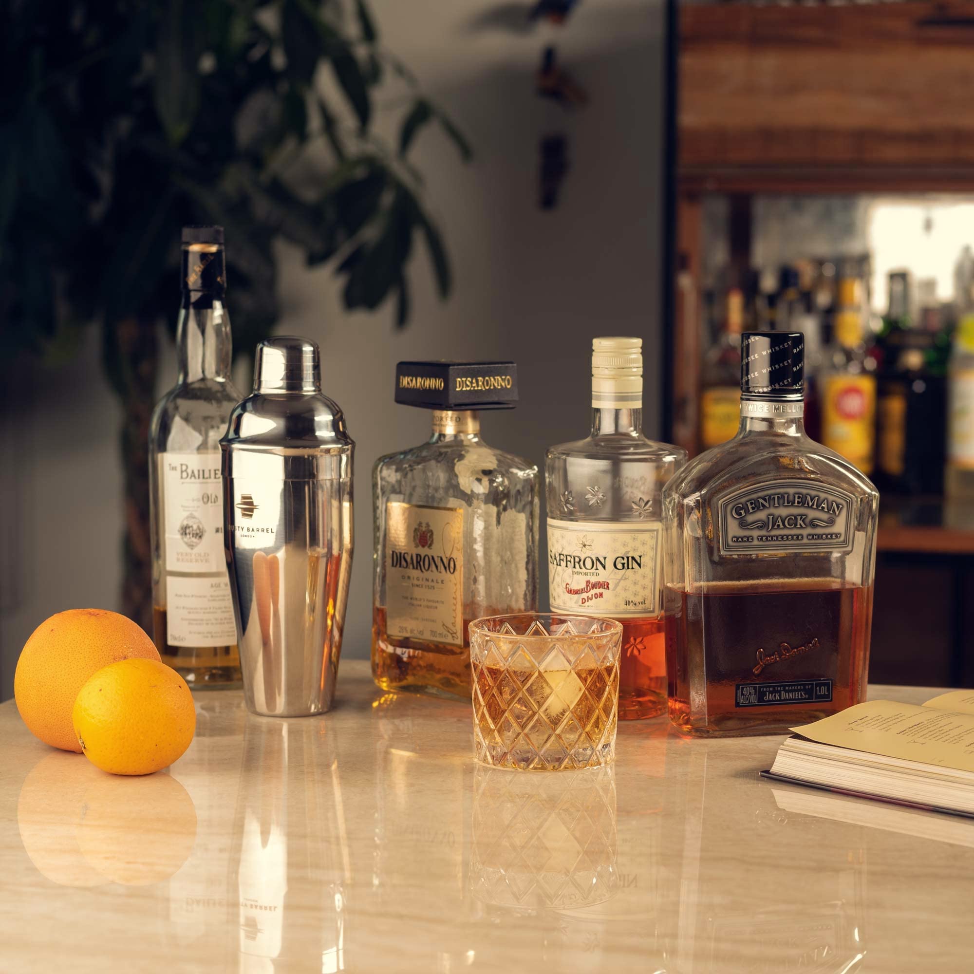 Mayfair Ensemble shaker à cocktail – Grand shaker en acier inoxydable de style Manhattan de 750 ml avec passoire intégrée, double doseur 25/50 et livret de recettes de cocktails |