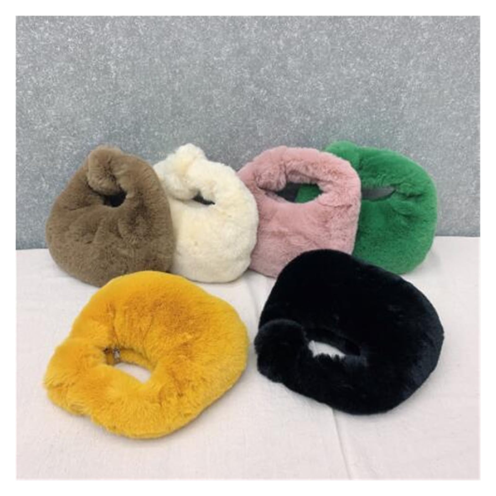 Borsa a tracolla da donna in peluche Borsa a mezzaluna piccola da donna, borsa da polso in peluche calda e di lusso for donna, borsa da donna alla moda con manico corto e pochette in pelliccia(Black)
