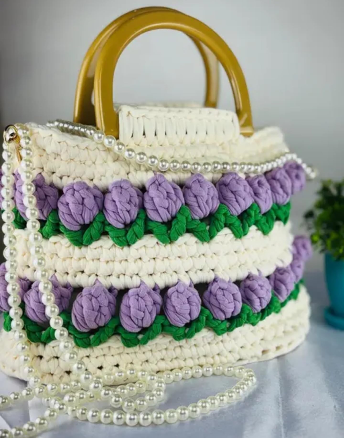 Bolso de mano de ganchillo con diseño floral, blanco y morado, asa dorada, correa de perla