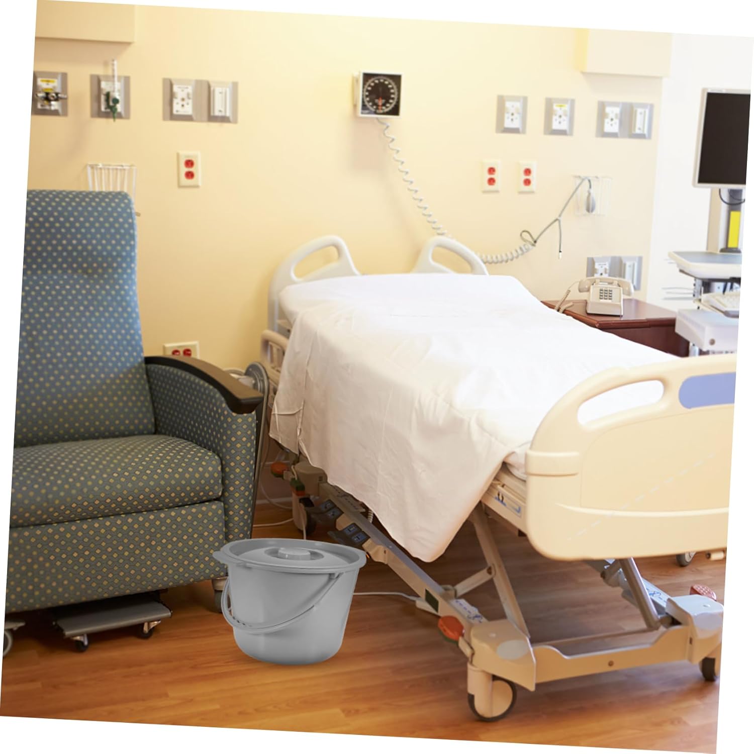 Portable Toilet Chamber Pot Lid Plastic Urine Bucket for Adults Handheld Spittoon for Bedroom and Camping Easy to Carry Anti-Splash Design