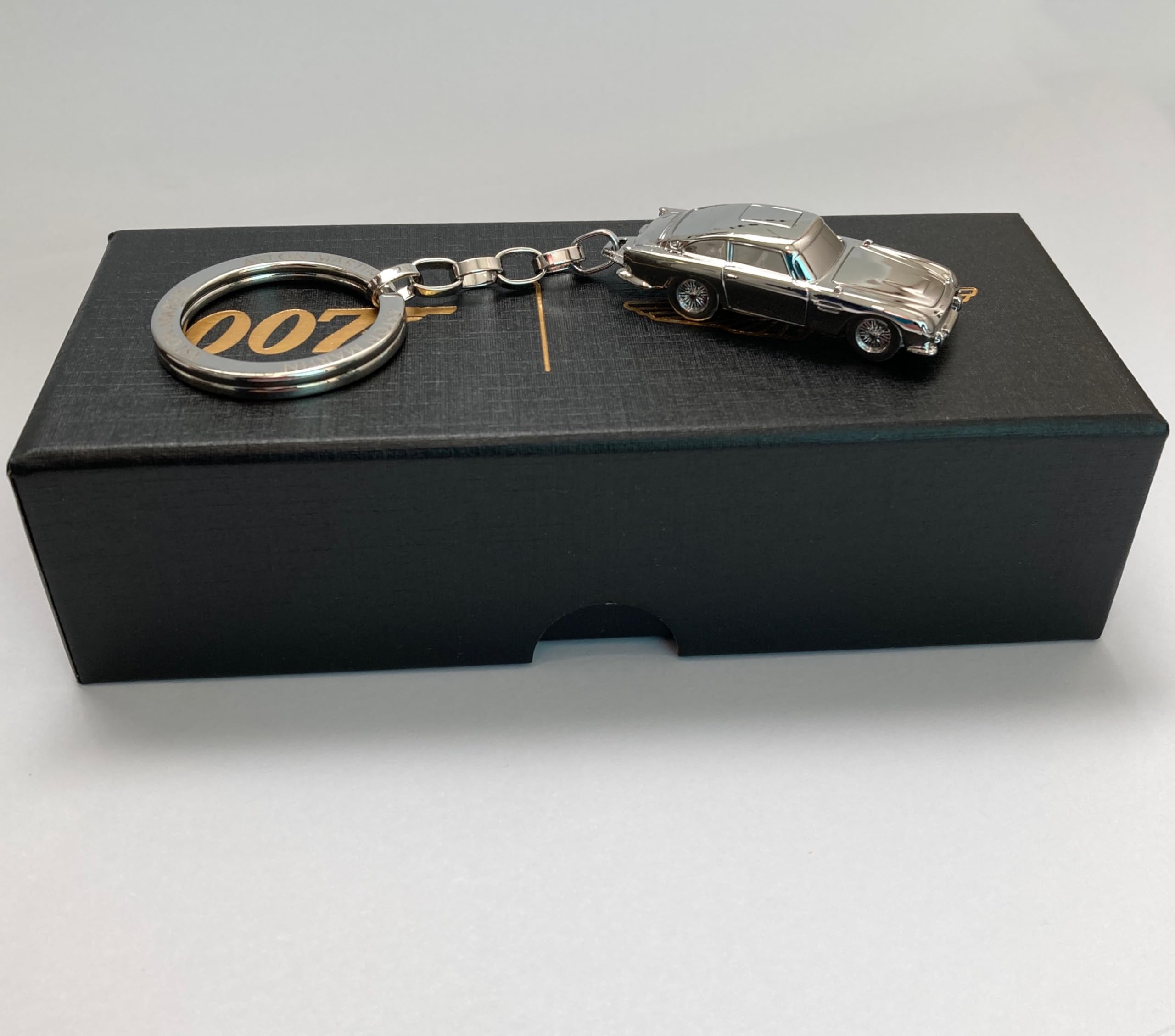 Offizieller Aston Martin DB5 silberner Schlüsselanhänger Bond 00 mit Geschenkbox