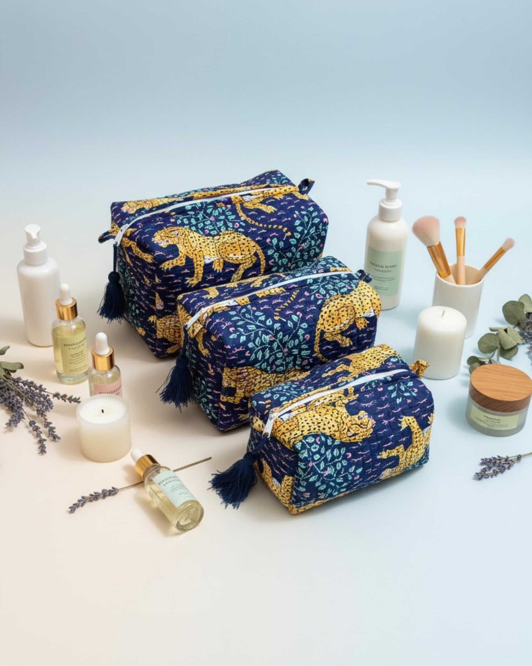 LE KESARI Kit 3 Trousses de Maquillage Léopard – Petite, Moyenne et Grande – Trousse de Toilette Femme Voyage – Pochette Cosmétique Matelassée avec Pompons (Bleu) - 4