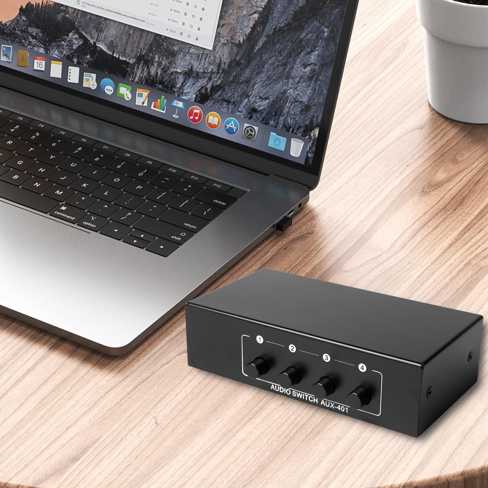 Tiamu 3,5 mm audioschakelaar, 4 poorten, stereo AUX-audioschakelaar, 4 ingangen, 1 uitgang/1 ingang, 4 uitgangen, voor radio, telefoon, luidspreker, hoofdtelefoon, pc Tiamu 3,5 mm audioschakelaar, 4 poorten, stereo AUX-audioschakelaar, 4 ingangen, 1 uitgang/1 ingang, 4 uitgangen, voor radio, telefoon, luidspreker, hoofdtelefoon, pc