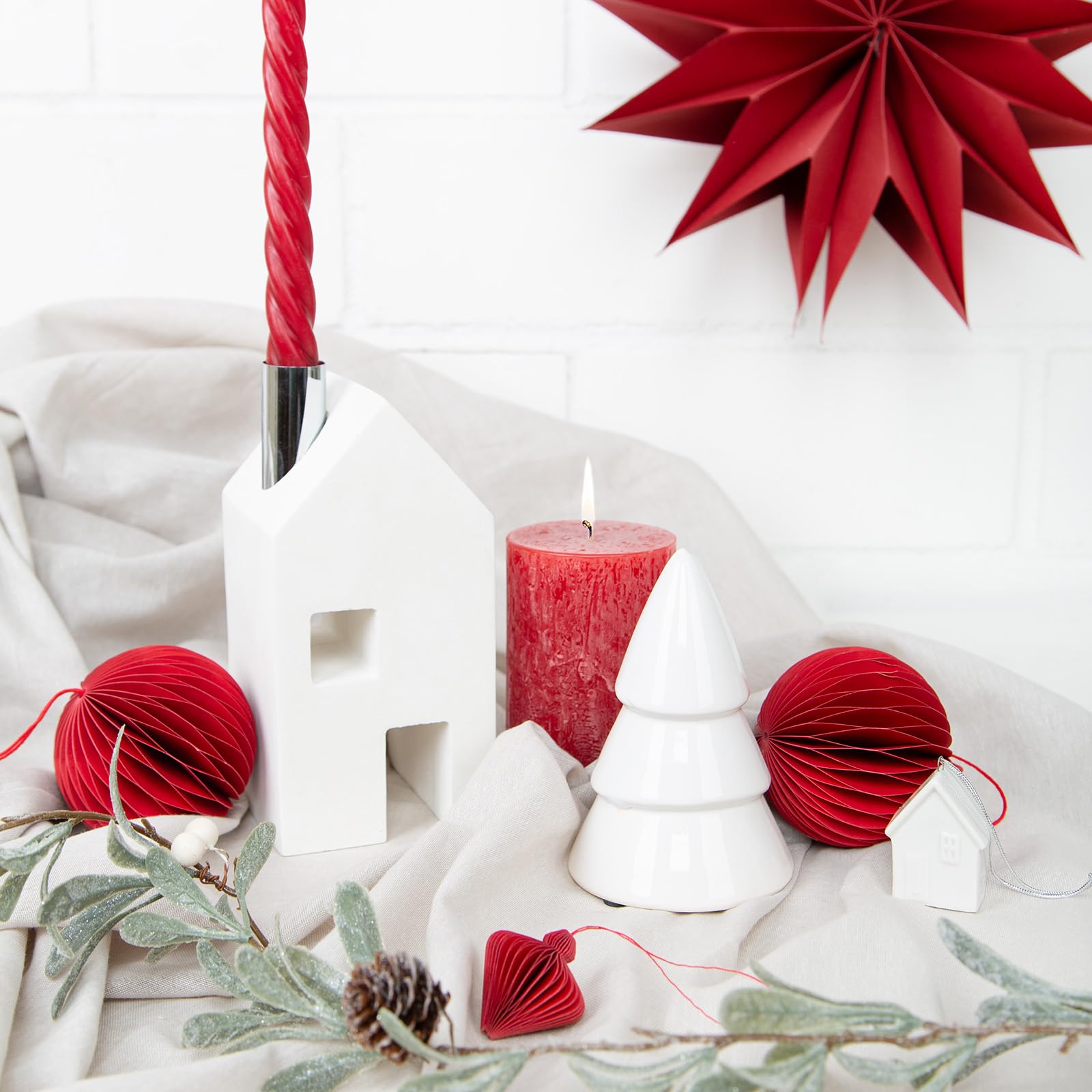 Logbuch-Verlag 4 Stabkerzenhalter Häuser Adventskranz aus Zement weiß Silber Kerzenhalter für Stabkerzen Deko Haus 18 cm
