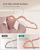 Vista 35 de SONGMICS UCRF029W05 - Paquete de 50 ganchos de terciopelo antideslizantes para trajes con muescas para el hombro, barra para pantalones, gancho