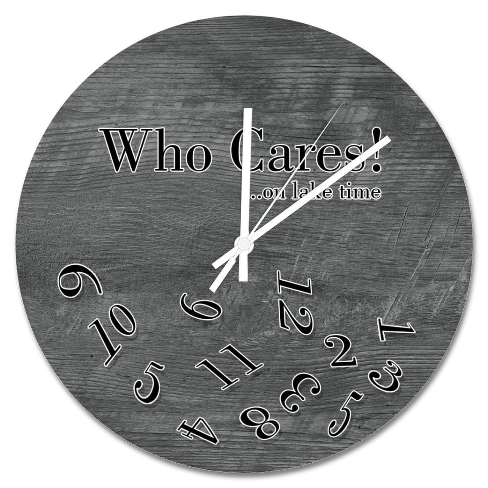 Horloge murale en bois lisible grise pour habiller un mur vide de salon