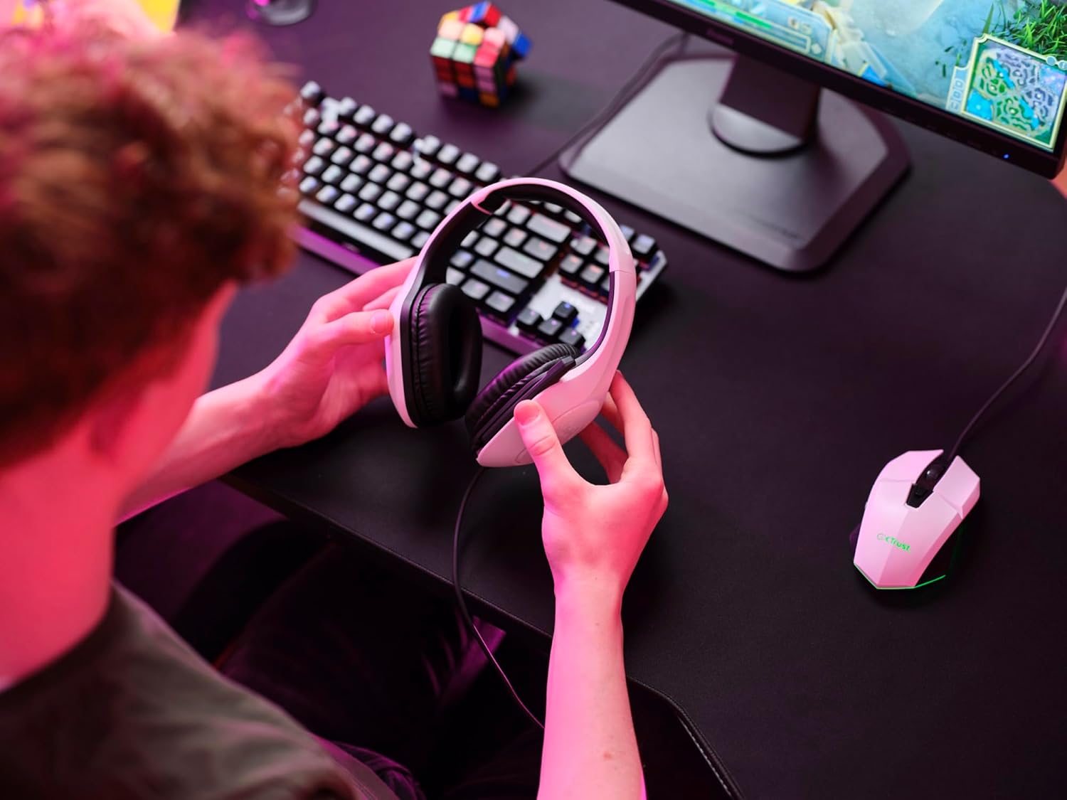 GXT 415W Zirox Lightweight Gaming Headset with 50mm Drivers for PC, Xbox, PS4, PS5, Switch, Mobile, 3.5 mm Jack, 2m Cable, Foldaway Microphone, Over-Ear Wired Headphones - White