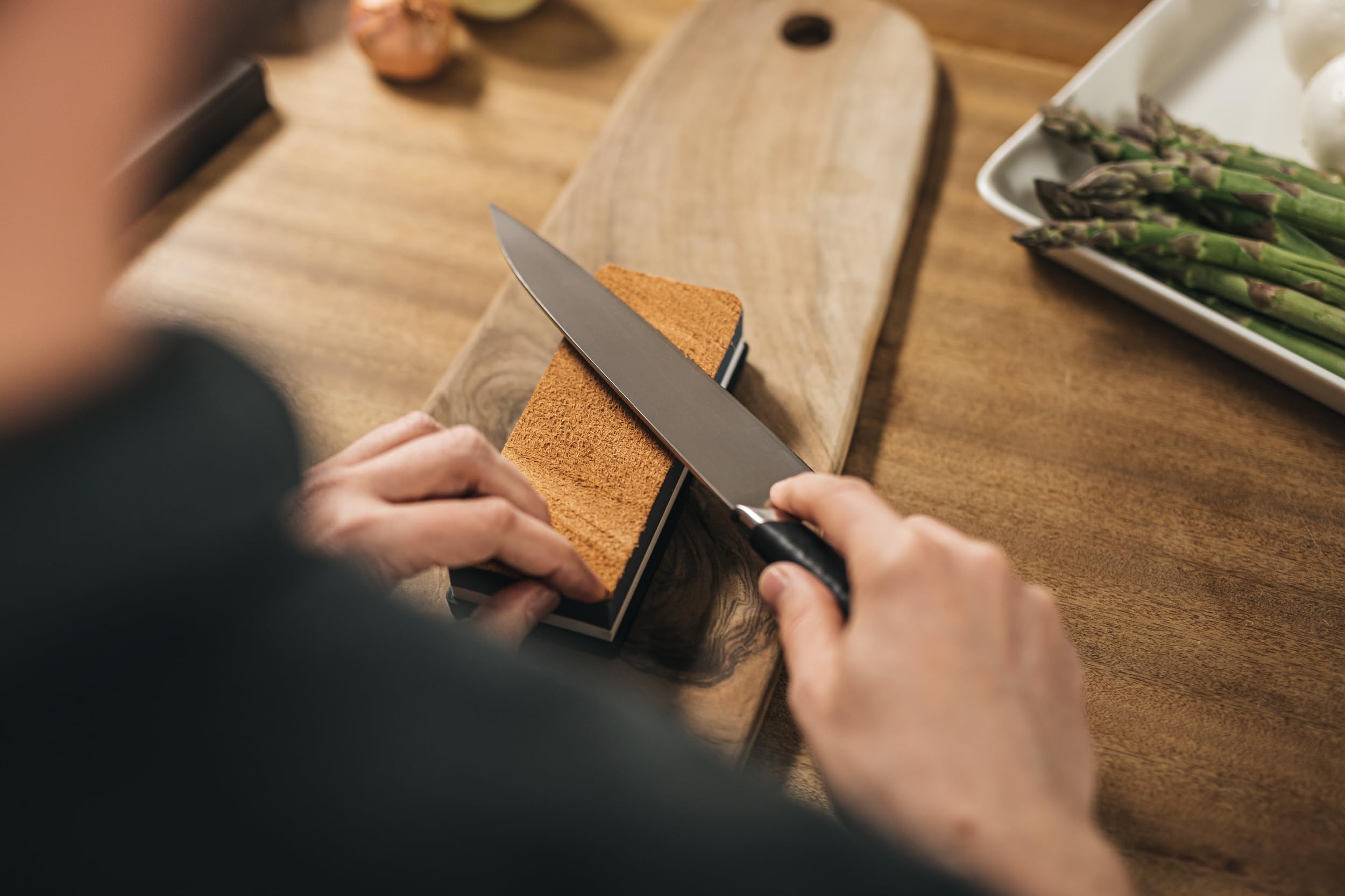 Fiskars Whetstone Premium-Messerschärfer-Set, Wetzstein mit 2 Körnungen, Schärfwinkelführung und Polierleder, Für alle Messer inkl. Titan, Korund, Schwarz, 1058937