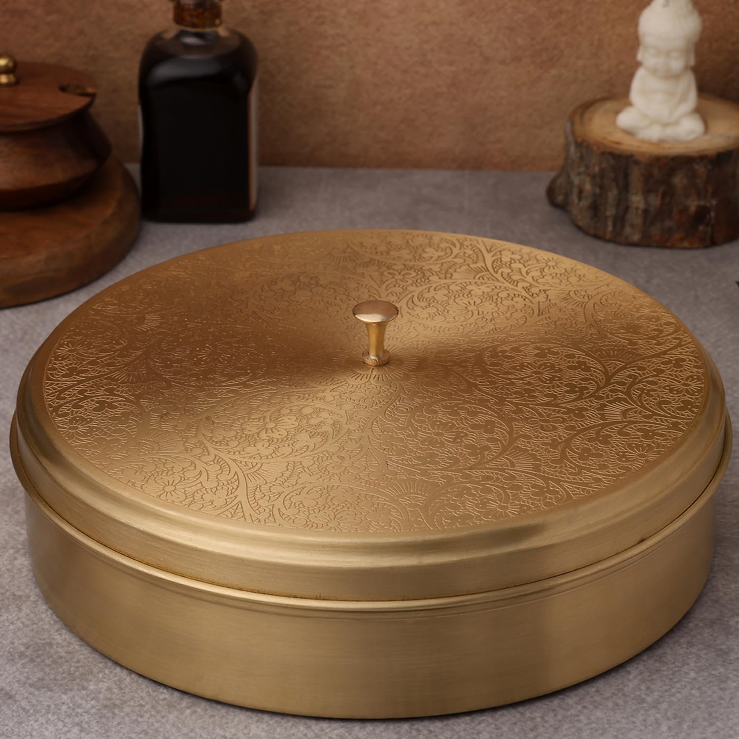 ANCIENTIMPEX Masala Dabba Gewürzbox aus Messing mit 7 Schüsseln, Löffel und Deckel, traditioneller indischer Masala Daani für Küche, Gewürz-Organizer und Aufbewahrungsbox (22,9 cm)