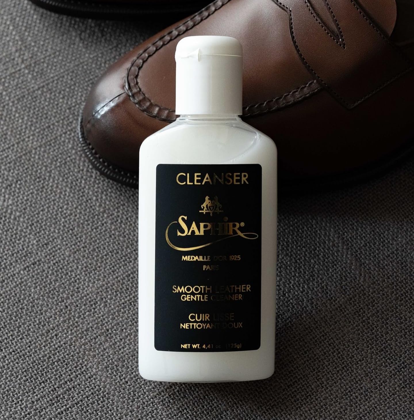 SAPHIR Medaille D’Or Gentle Cleanser Montan wax for smooth leather to remove dirt, excess wax and open pores. Ideal for mirror shine and patina