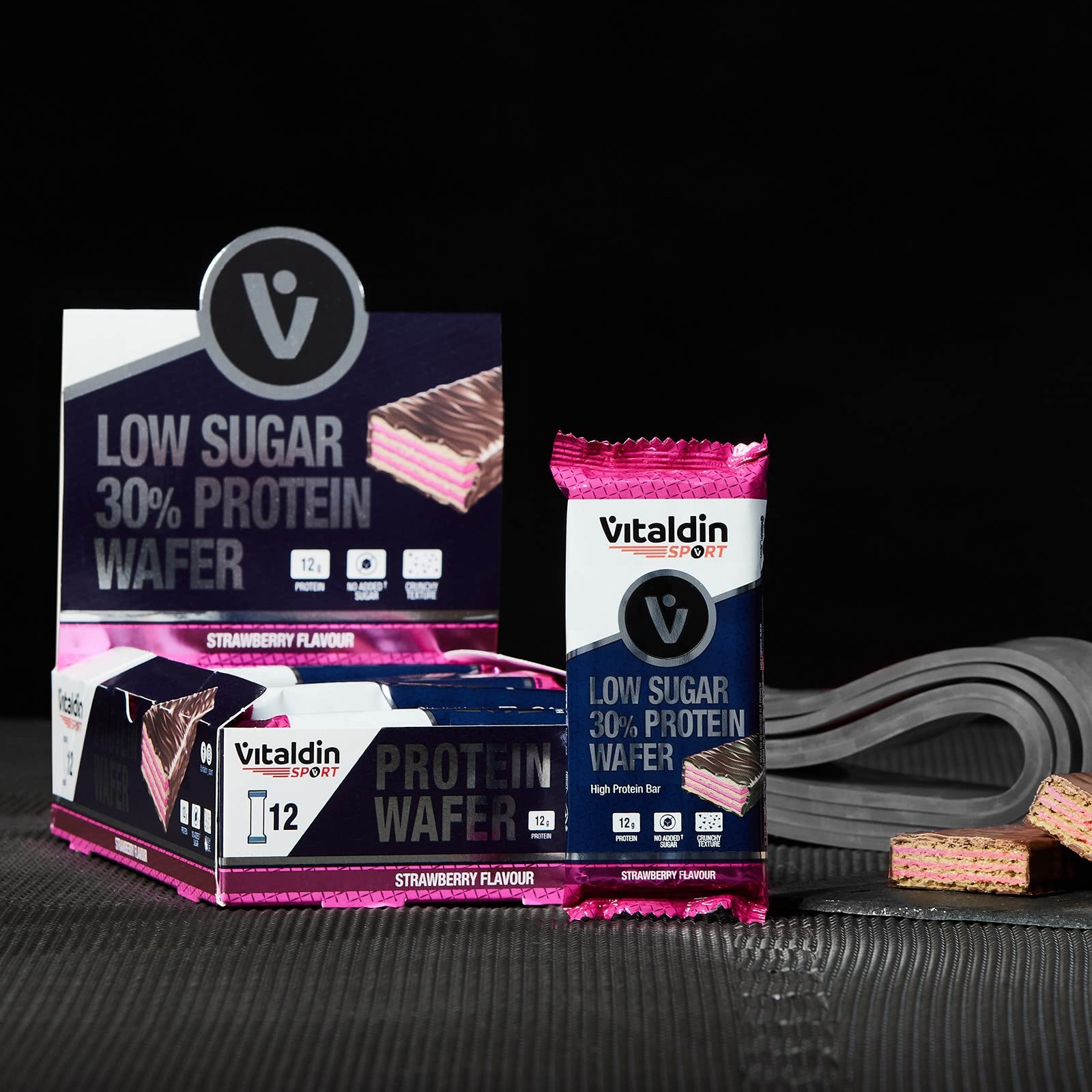 VITALDIN SPORT Low Sugar 30% Protein Wafer Fragola – 12 Barrette Proteiche x40 gr – Cioccolato Fondente – Lo Snack Perfetto Per I Tuoi Allenamenti - Merendine Ricche Di Proteine Vegane