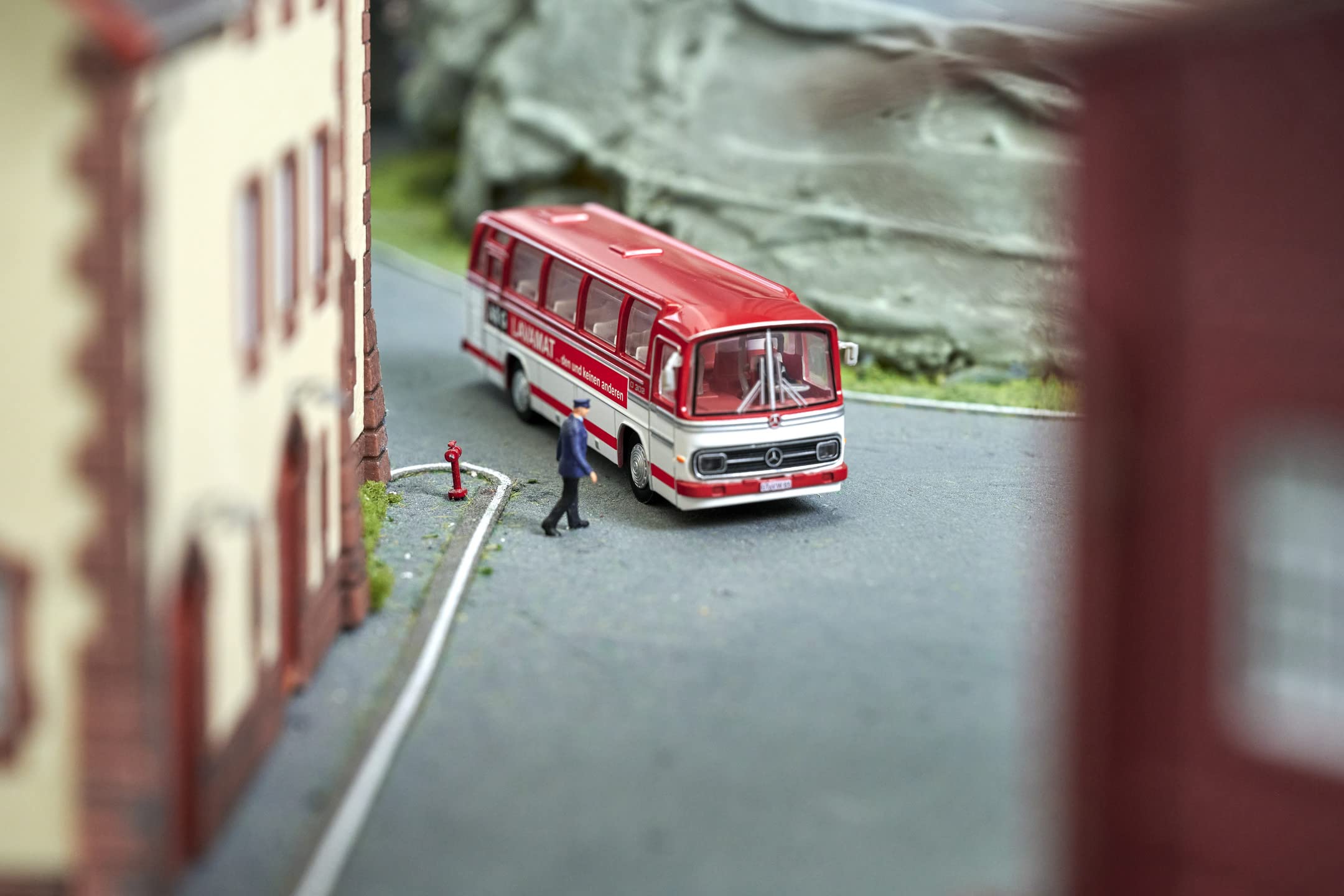 Carson 500504143 1:87 MB bus O 302 2,4 GHz 100% RTR blauw rijklaar model, 2,4 GHz afstandsbediening met oplaadaansluiting, incl. 4xAAA zenderbatterijen, met LED-verlichting, handleiding (mogelijk niet beschikbaar in het Nederlands