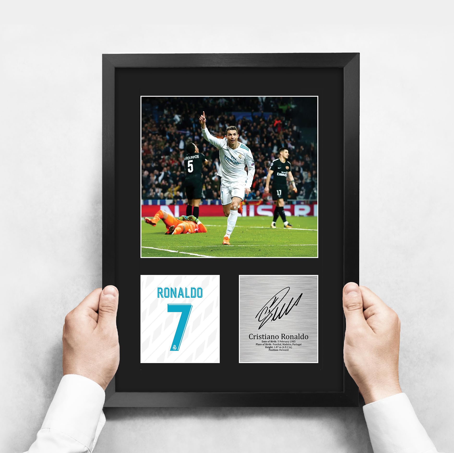 C. Ronaldo サイン入り写真 記念グッズ Amazon.co.jp: A4 12x8 クリスティアーノ・ロナウド・ユベントス