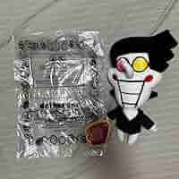 匿名配送 スパムトン おしゃべりぬいぐるみ デルタルーン Spamton タグ付 DELTARUNE」－ スパムトン おしゃべりぬいぐるみ - Fangamer Japan